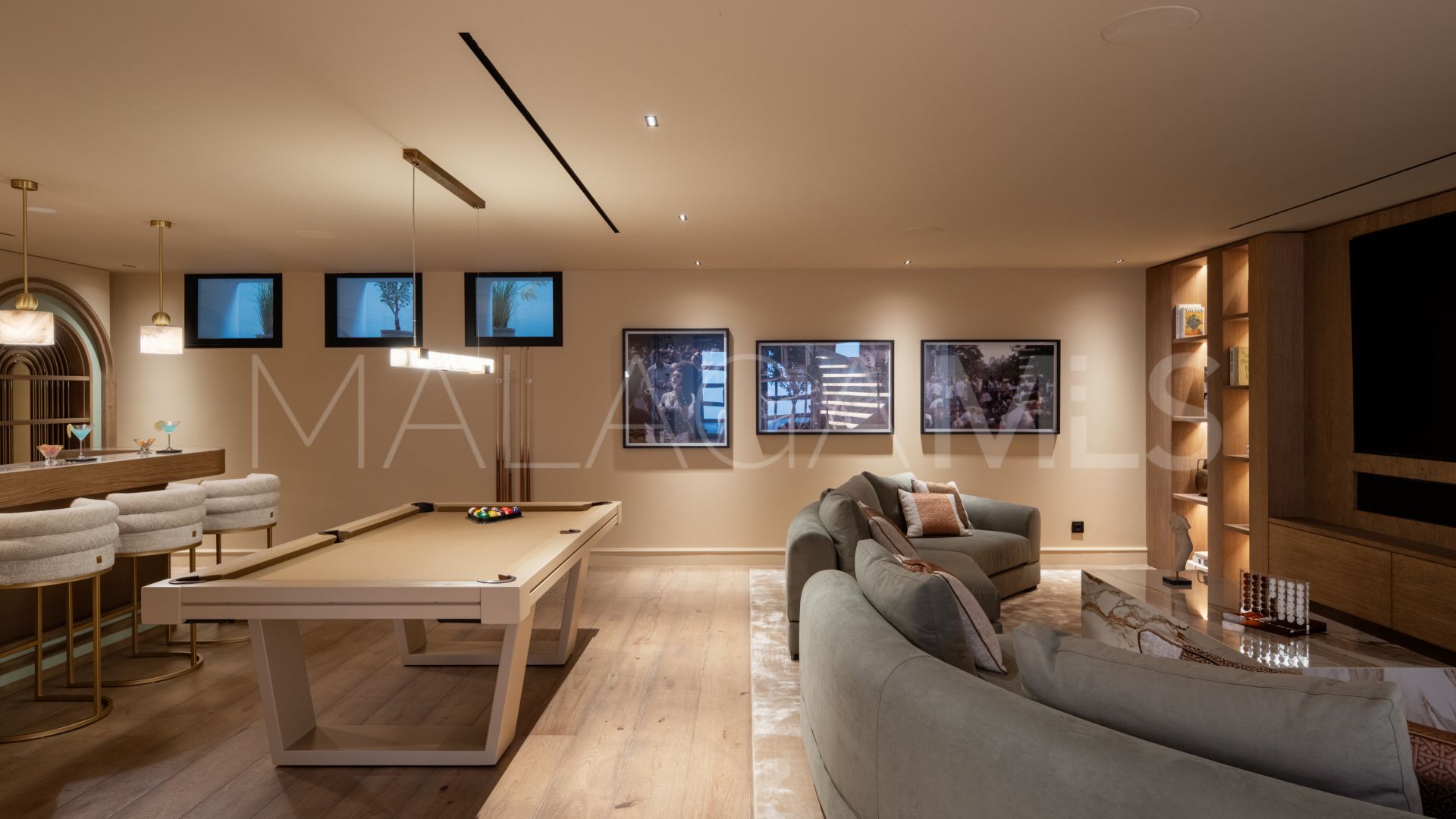 Villa de 6 bedrooms for sale in Nueva Andalucia
