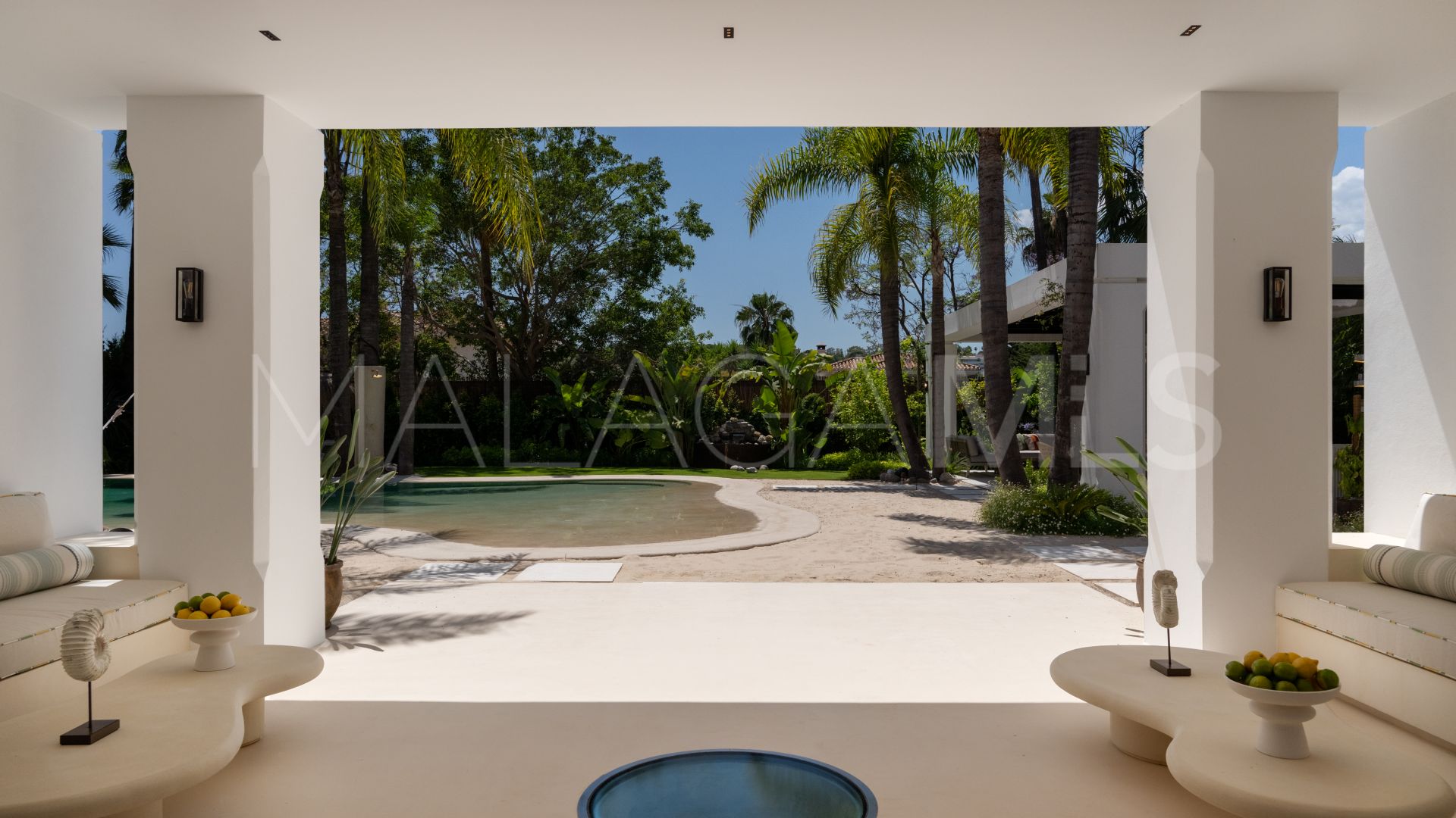 Villa de 6 bedrooms for sale in Nueva Andalucia