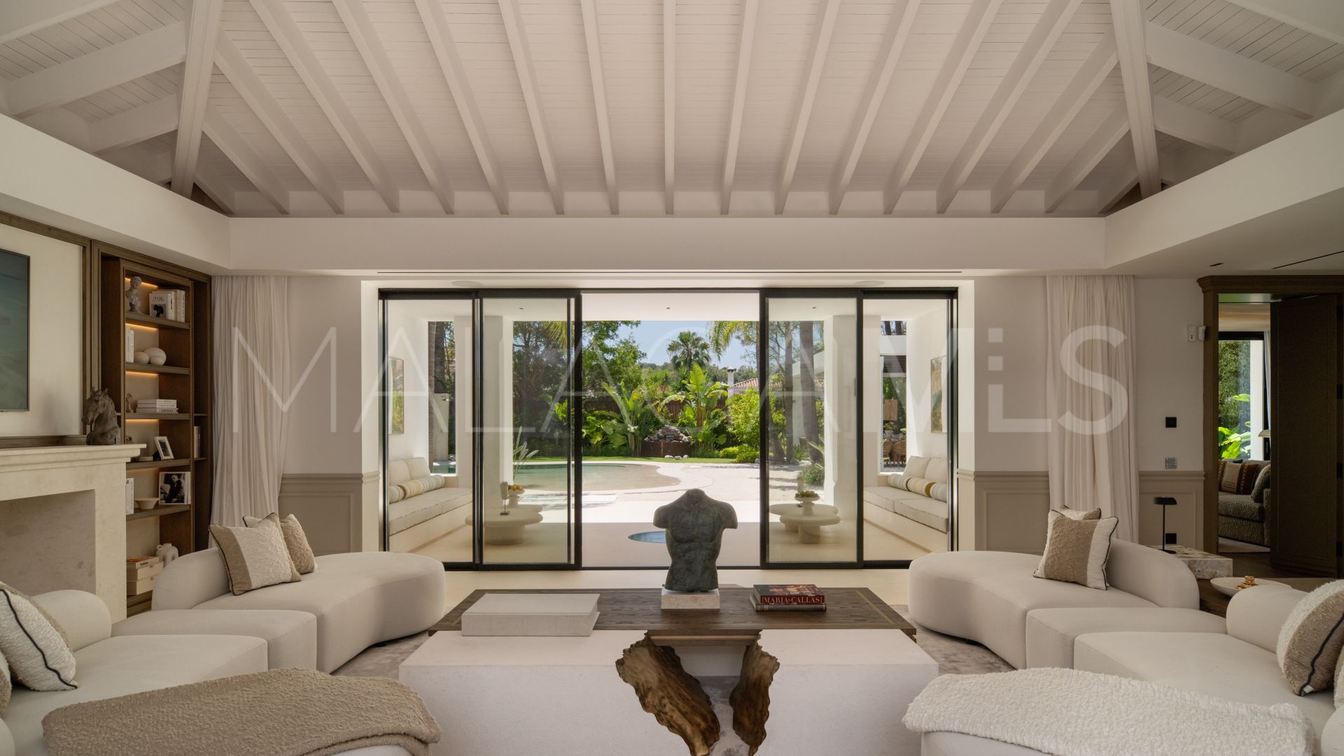 Villa de 6 bedrooms for sale in Nueva Andalucia
