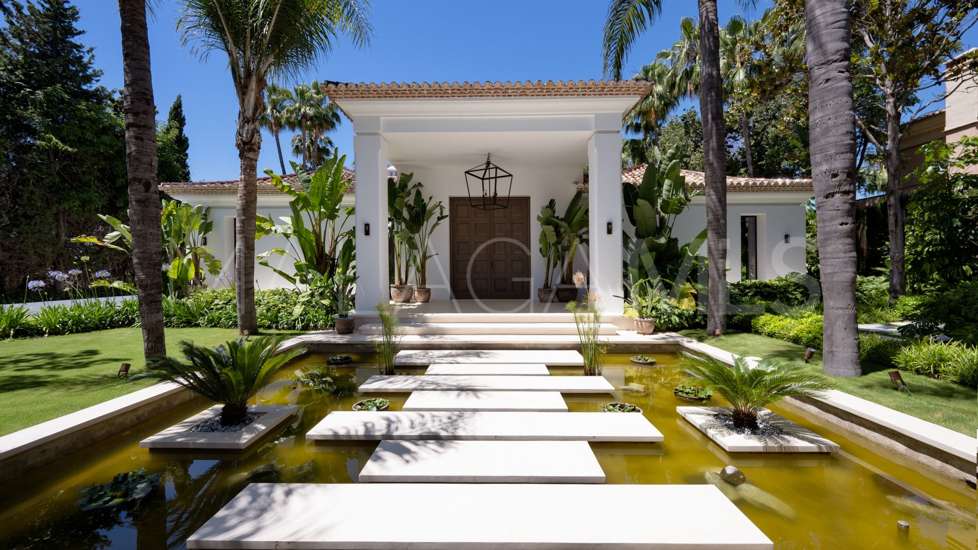 Villa de 6 bedrooms for sale in Nueva Andalucia