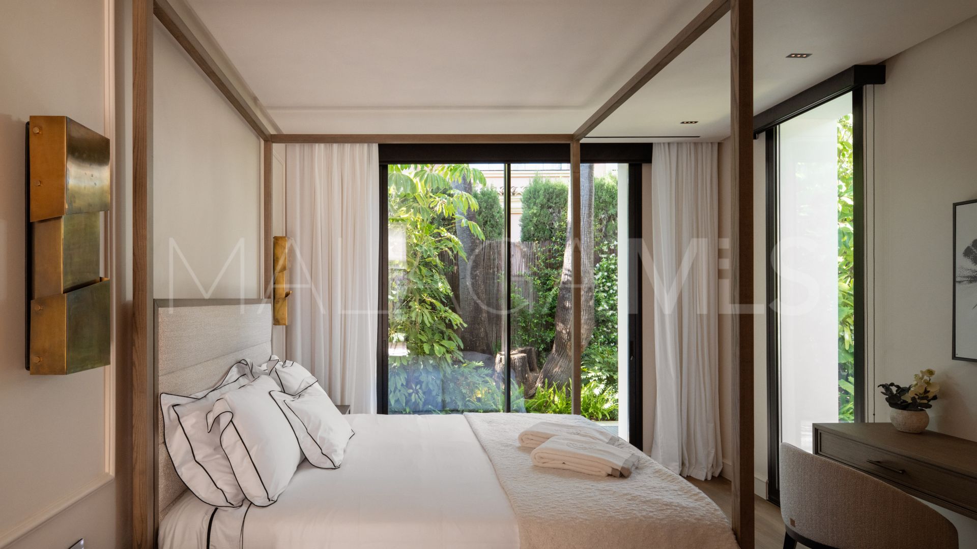 Villa de 6 bedrooms for sale in Nueva Andalucia
