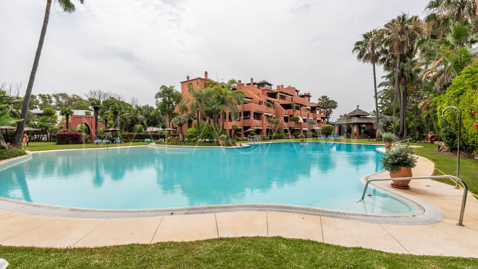 Takvåning for sale in Alhambra del Golf