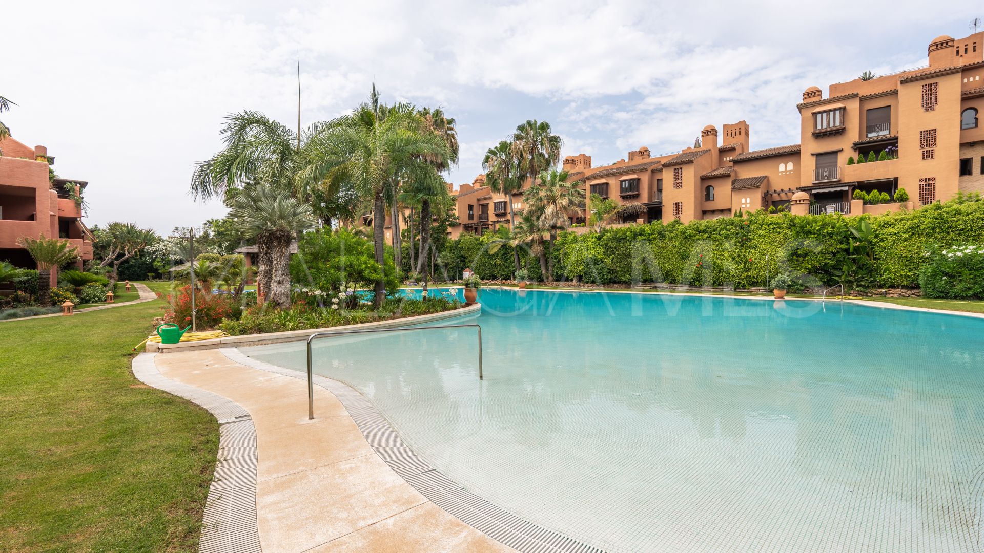 Takvåning for sale in Alhambra del Golf