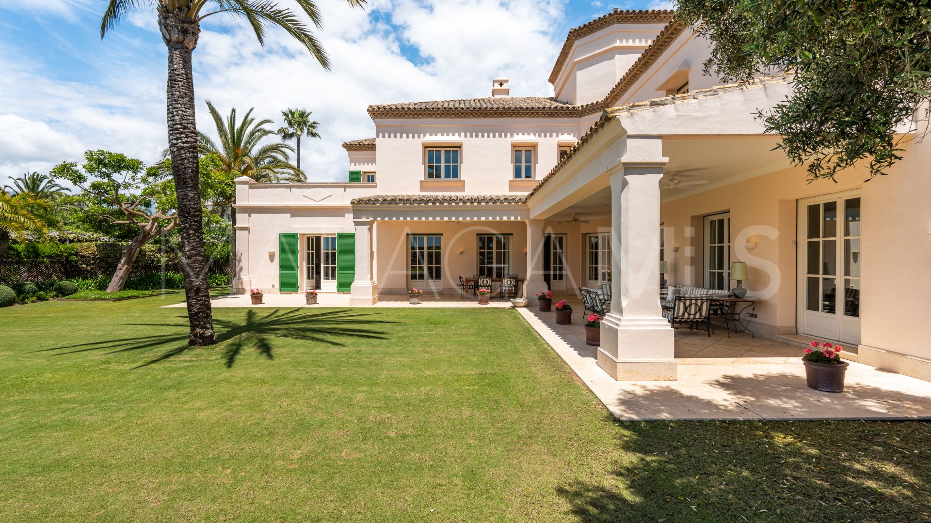 Villa for sale in Los Monteros Playa