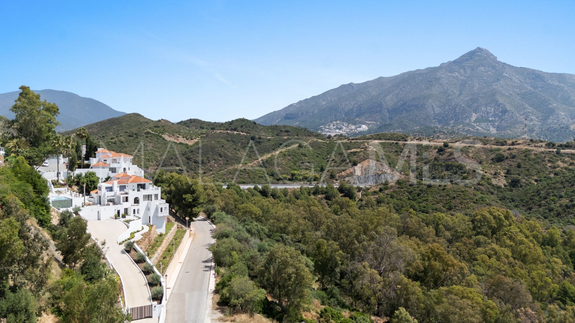 5 bedrooms villa for sale in Nueva Andalucia