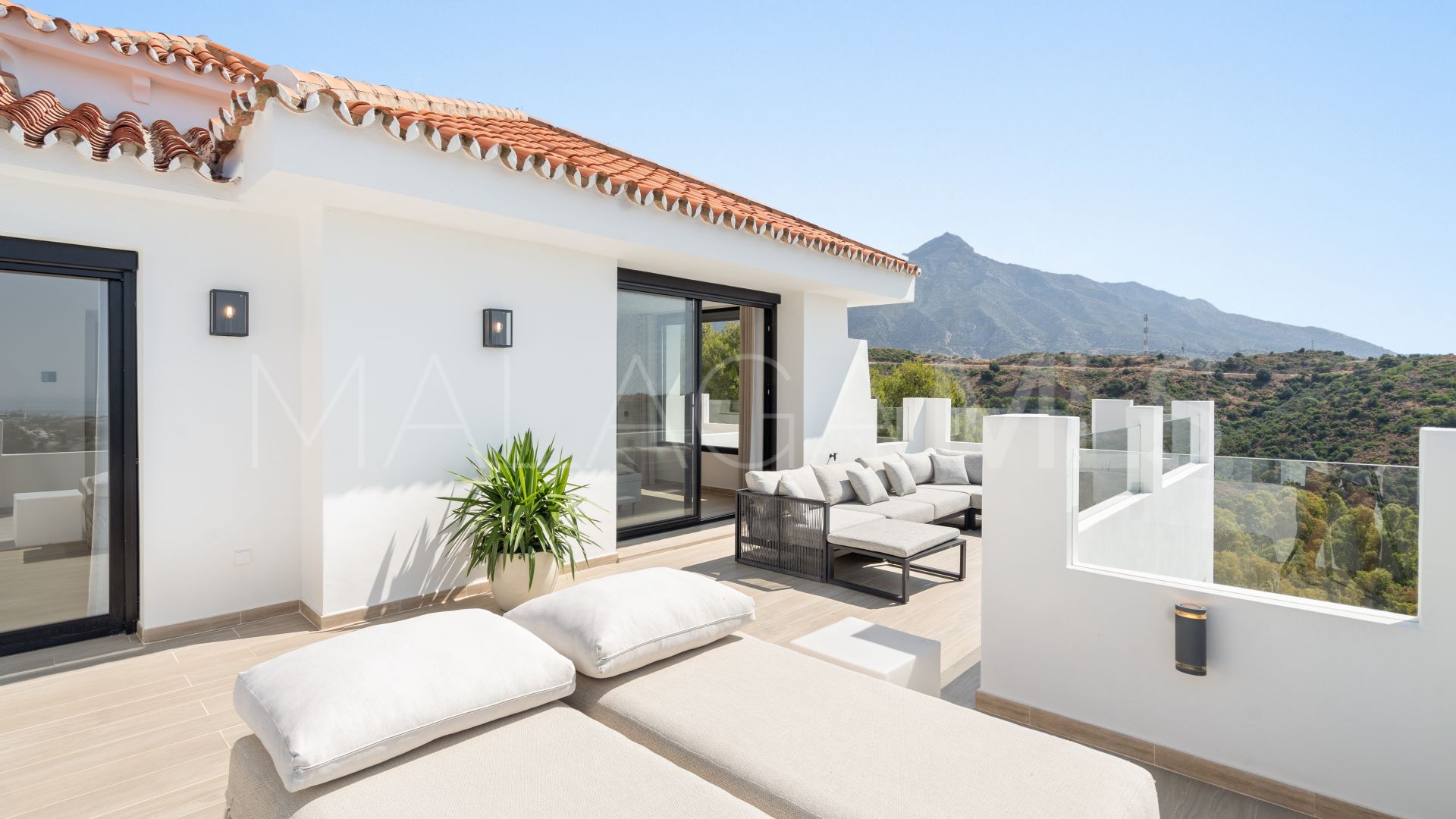 5 bedrooms villa for sale in Nueva Andalucia