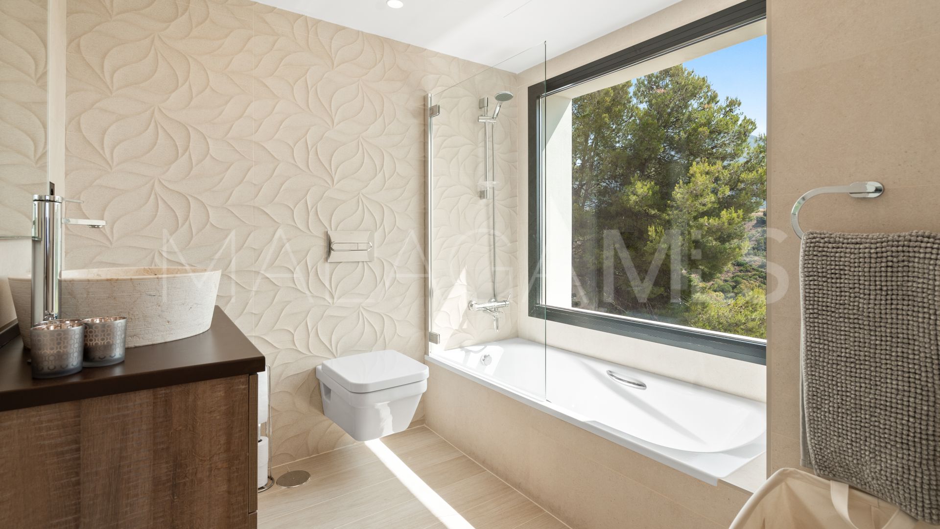 5 bedrooms villa for sale in Nueva Andalucia