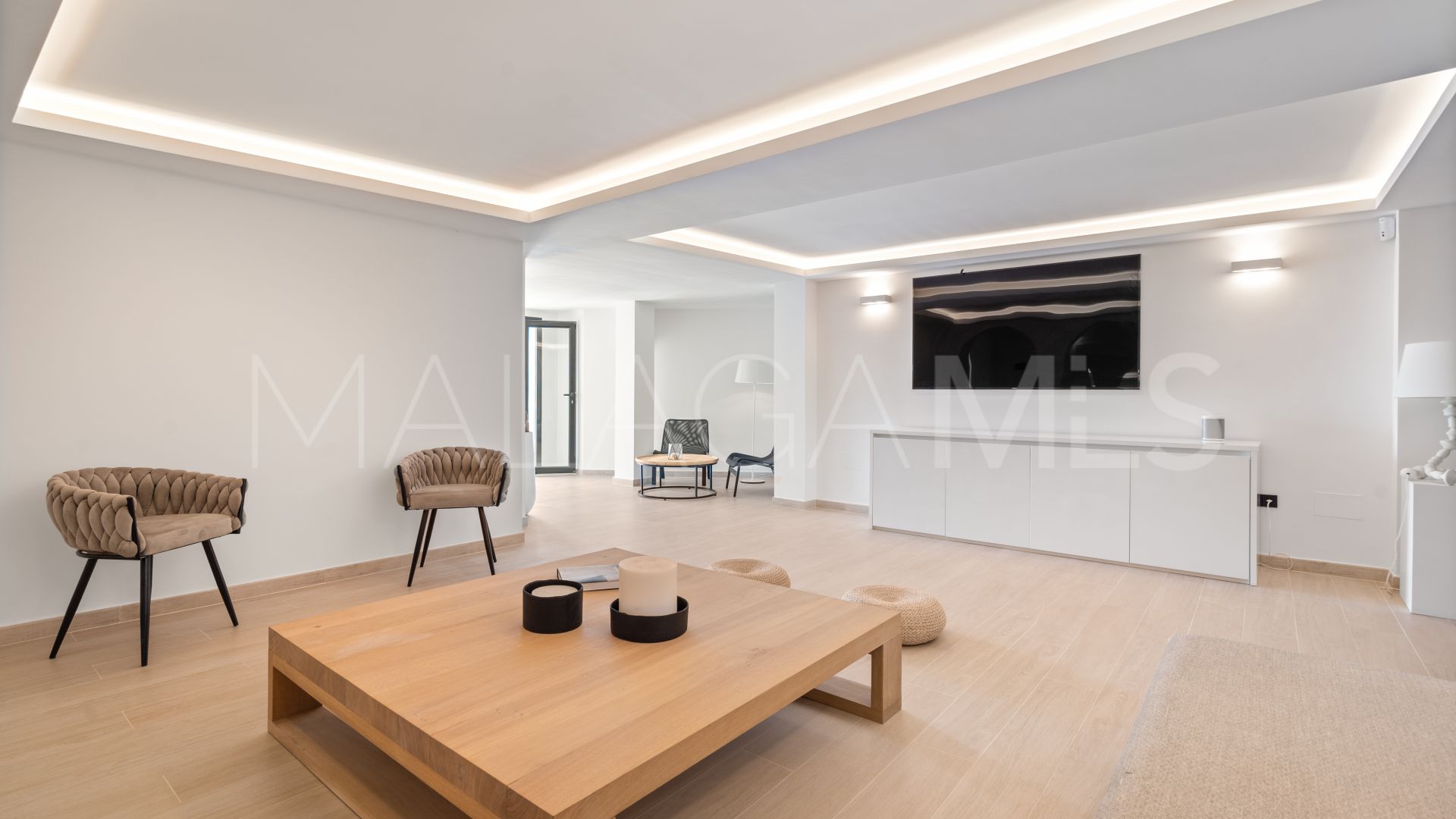 5 bedrooms villa for sale in Nueva Andalucia