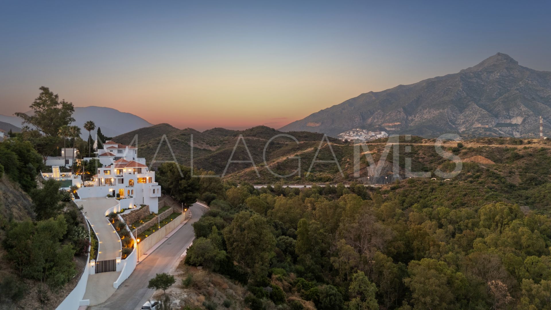 5 bedrooms villa for sale in Nueva Andalucia