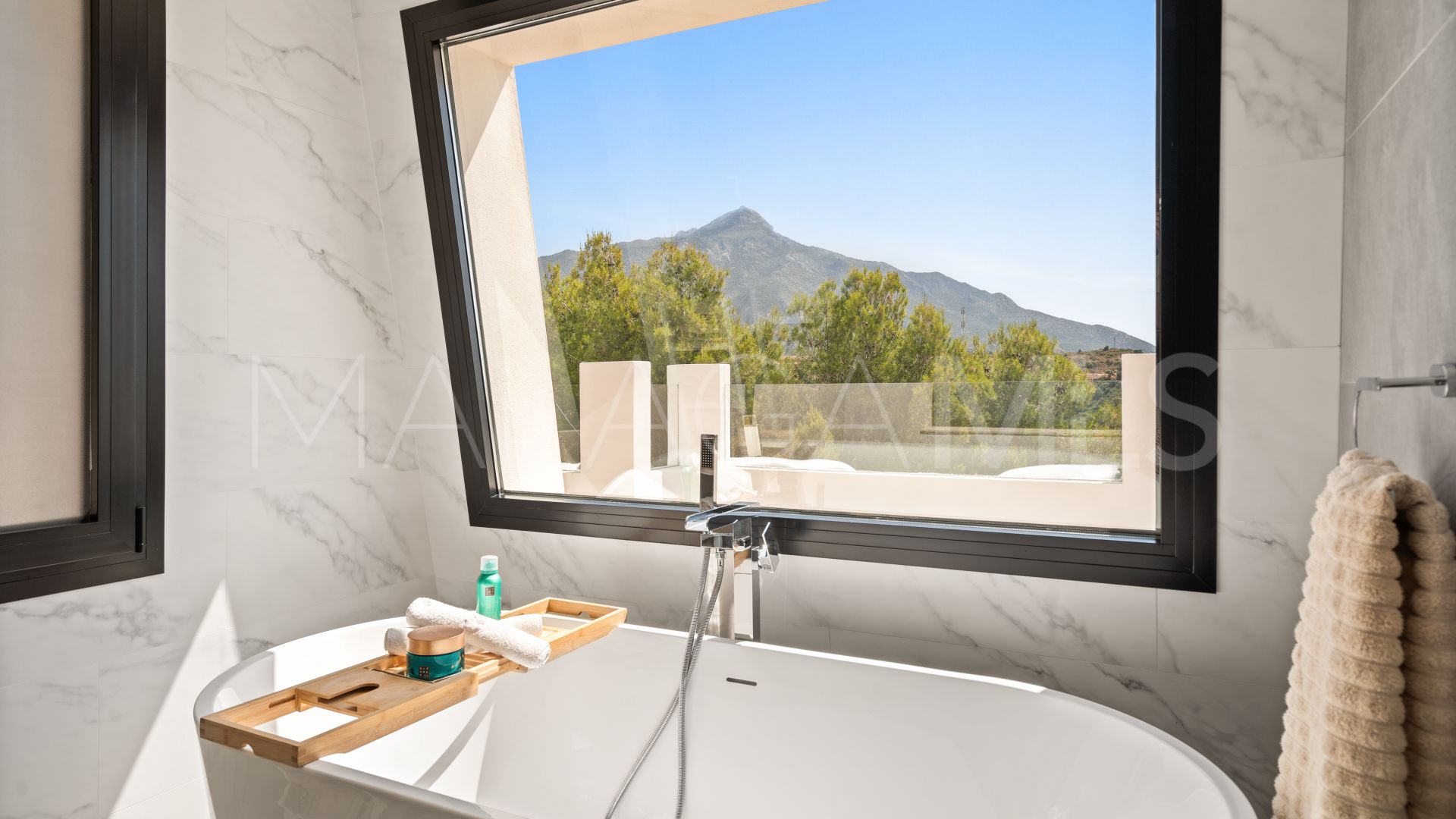 5 bedrooms villa for sale in Nueva Andalucia