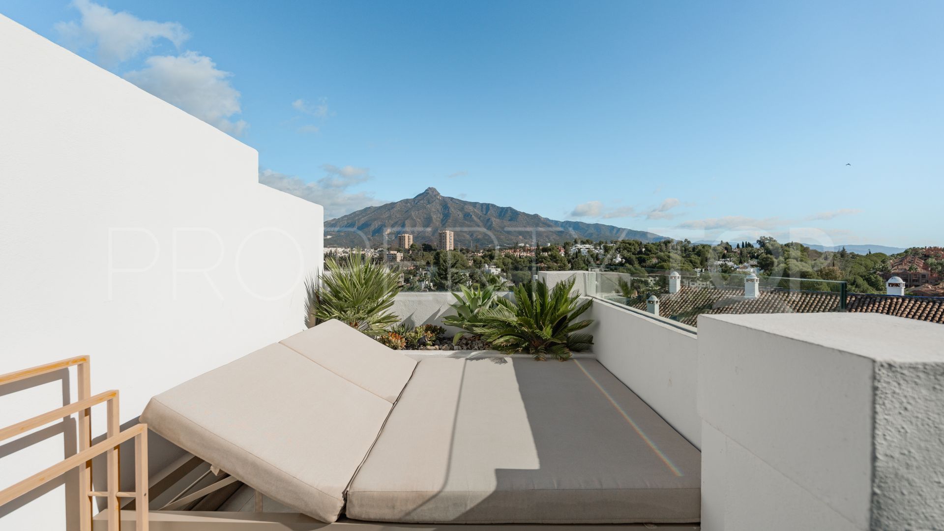 For sale 3 bedrooms penthouse in Las Lomas de Nueva Andalucia