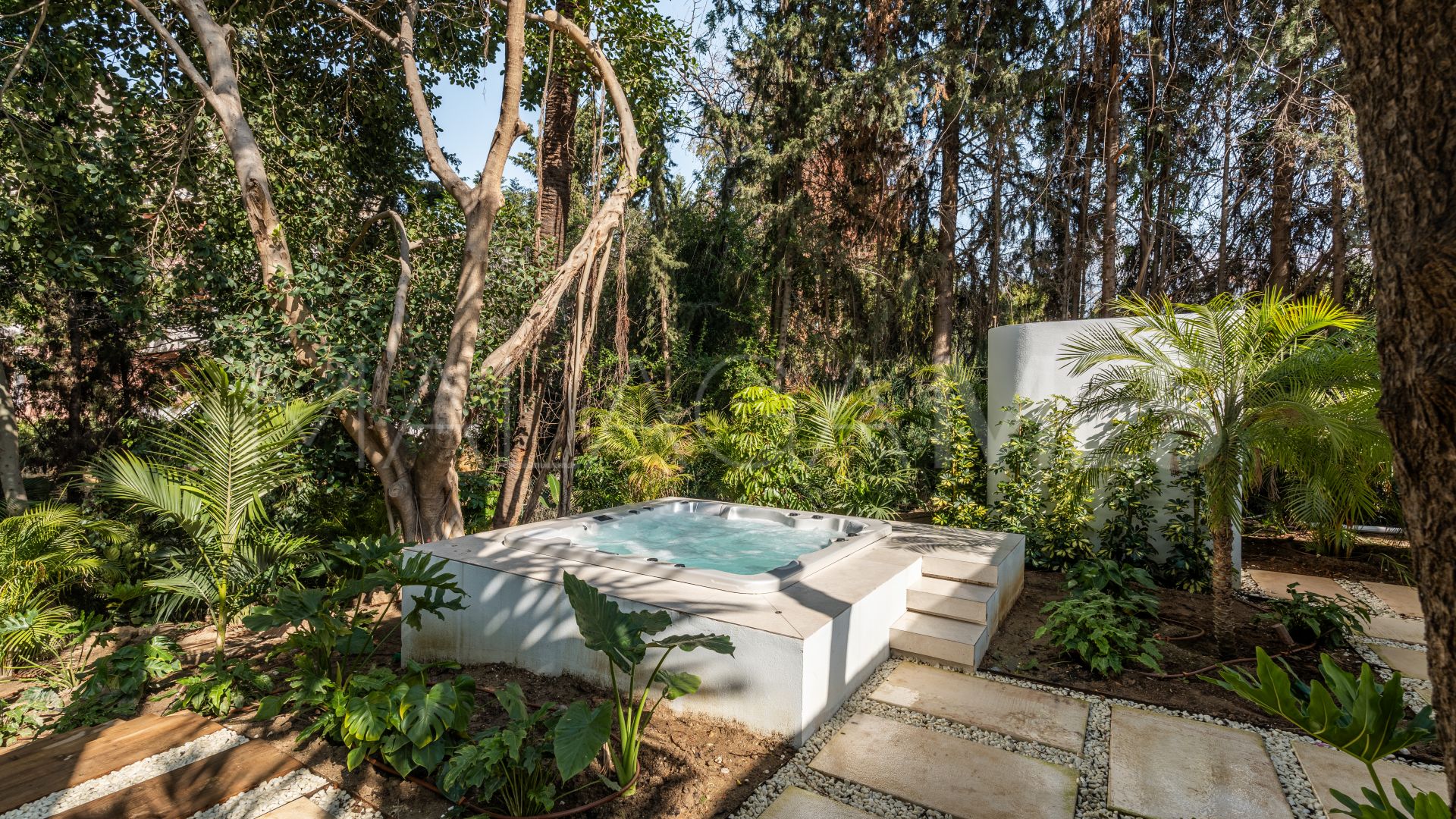 Villa for sale in Nueva Andalucia