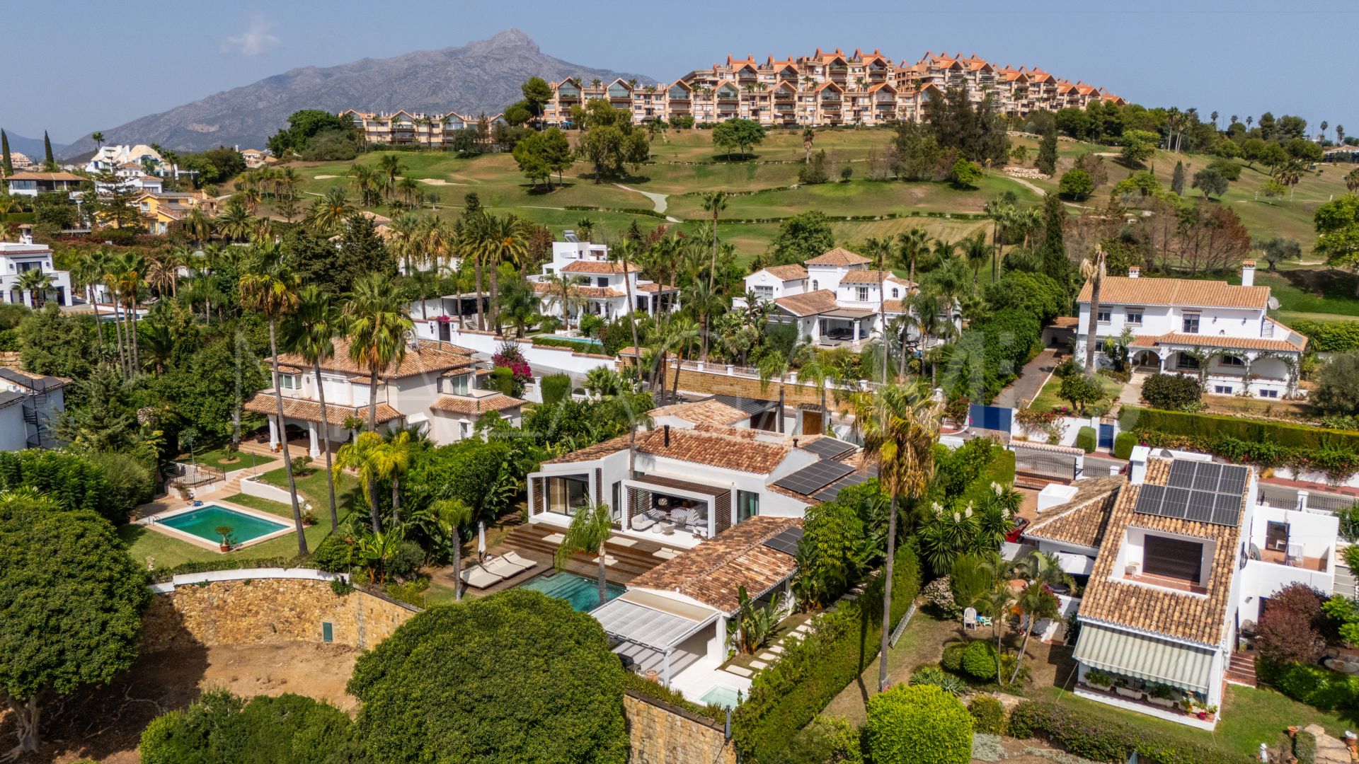 Villa for sale in Nueva Andalucia