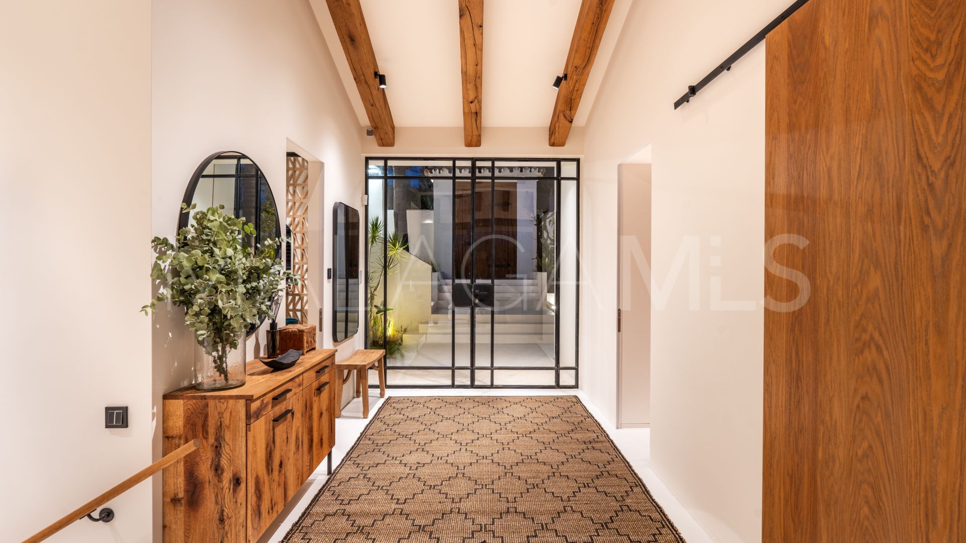 Villa for sale in Nueva Andalucia