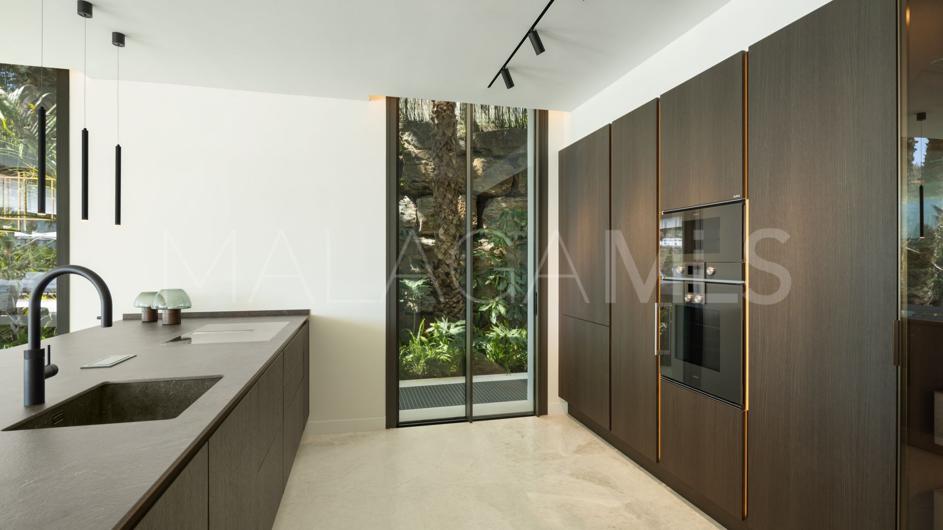 Villa with 5 bedrooms for sale in Nueva Andalucia