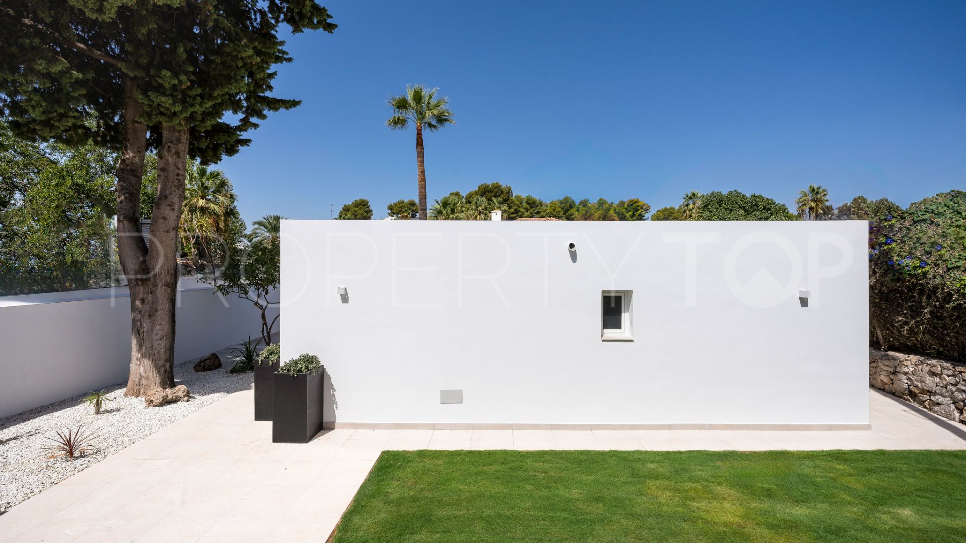 Buy villa in Nueva Andalucia with 4 bedrooms