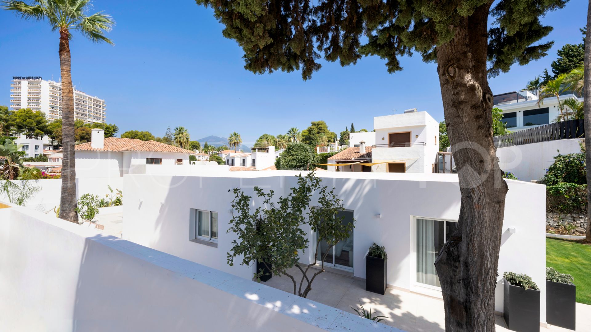 Buy villa in Nueva Andalucia with 4 bedrooms