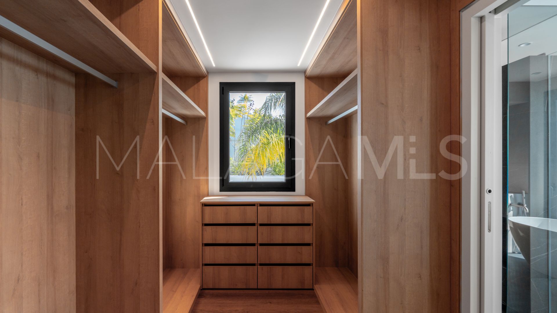 Villa for sale in Nueva Andalucia