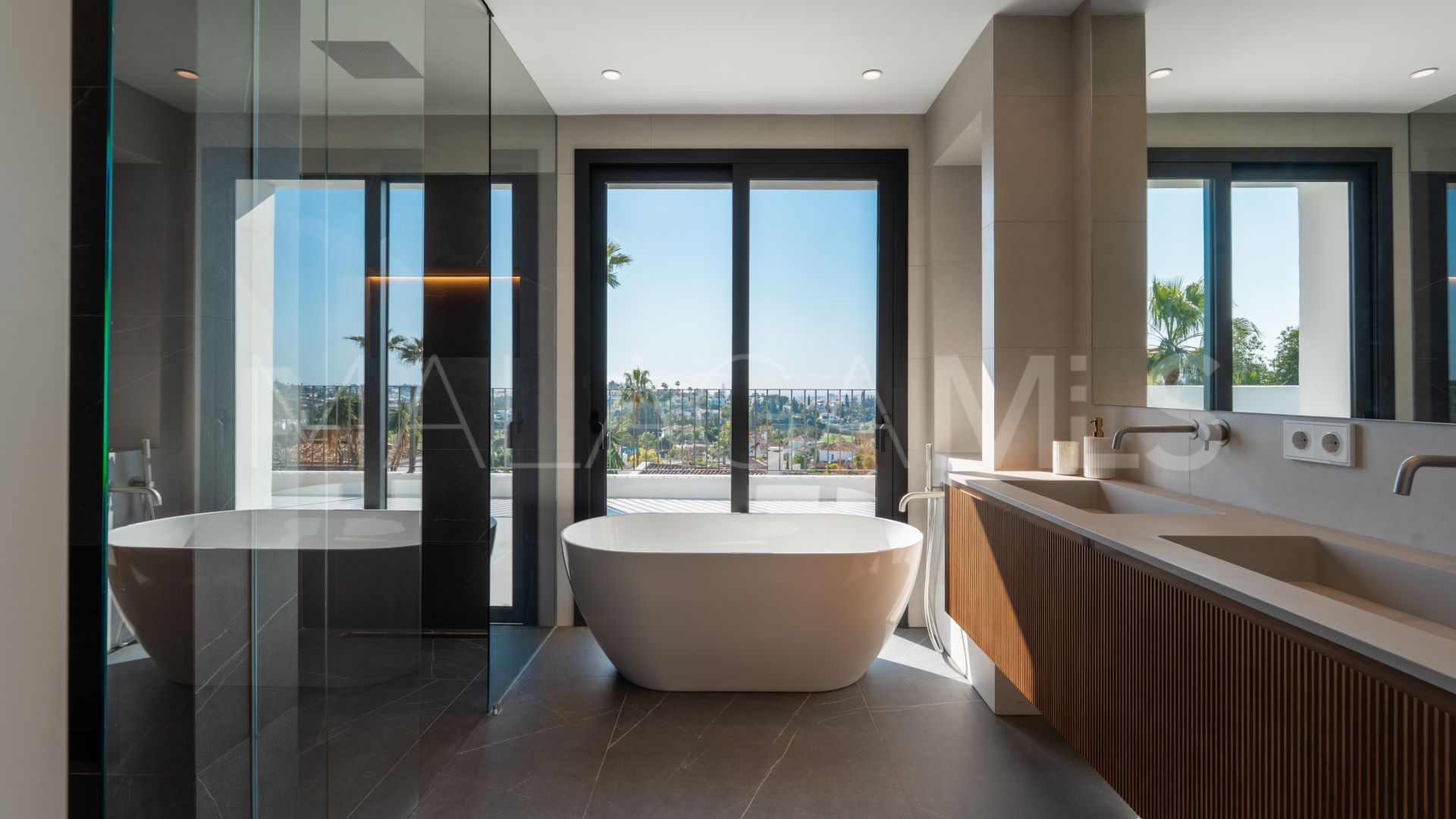 Villa for sale in Nueva Andalucia