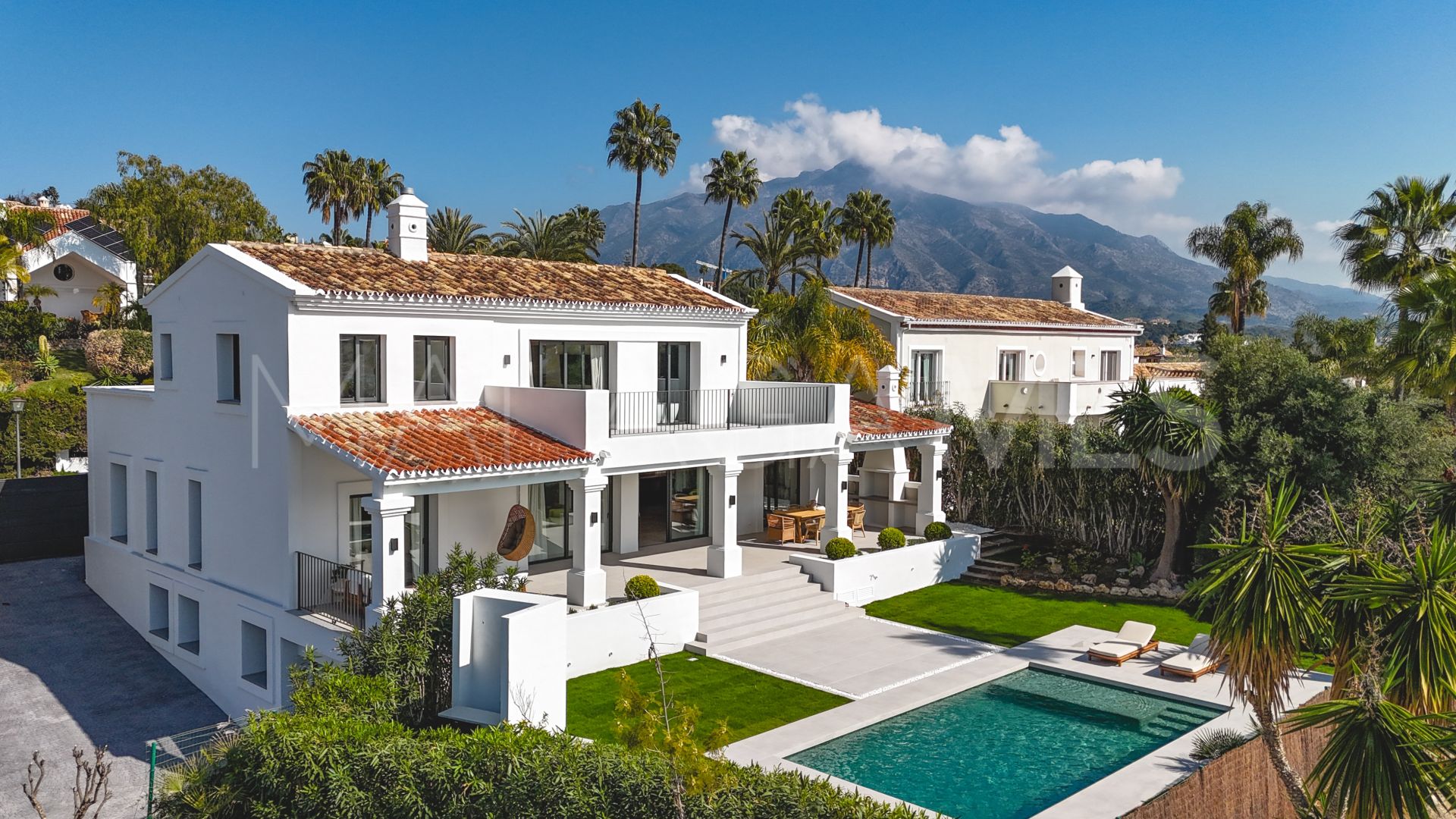 Villa for sale in Nueva Andalucia