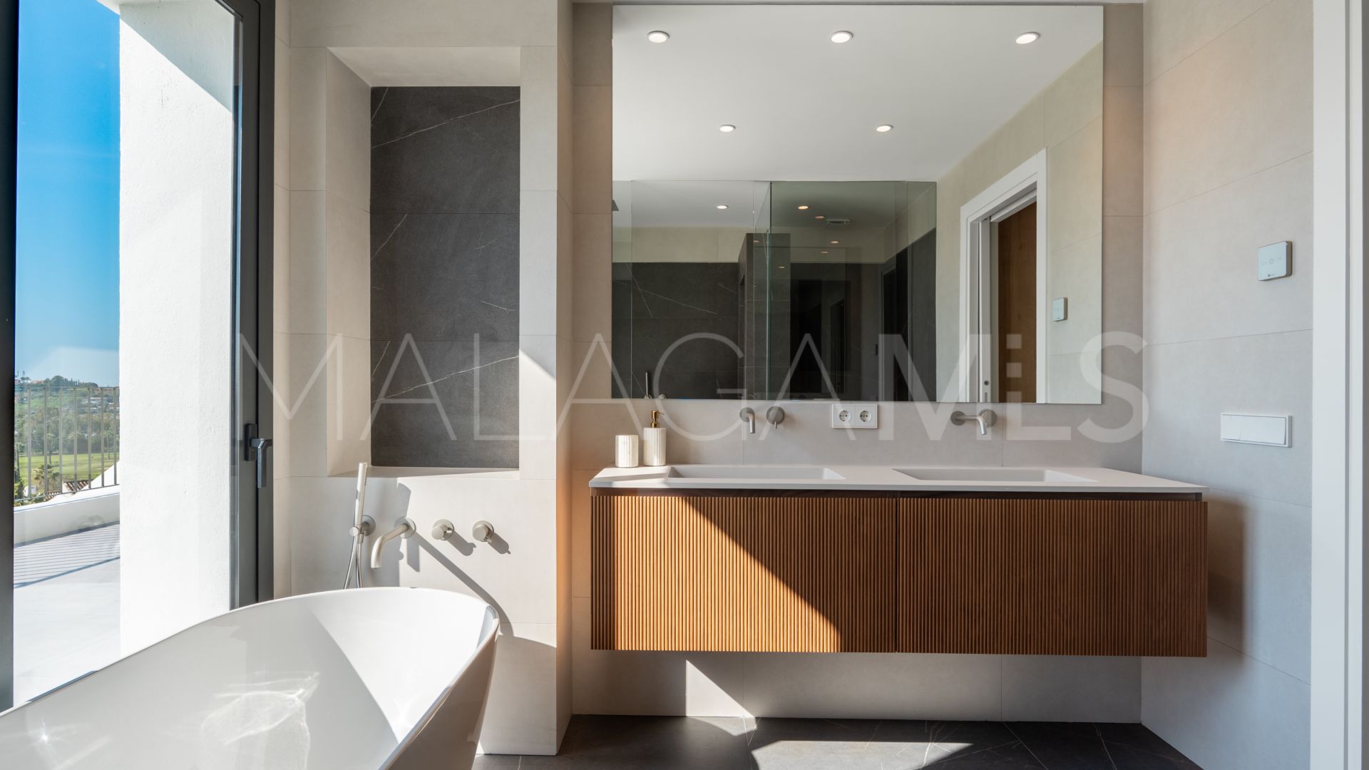 Villa for sale in Nueva Andalucia