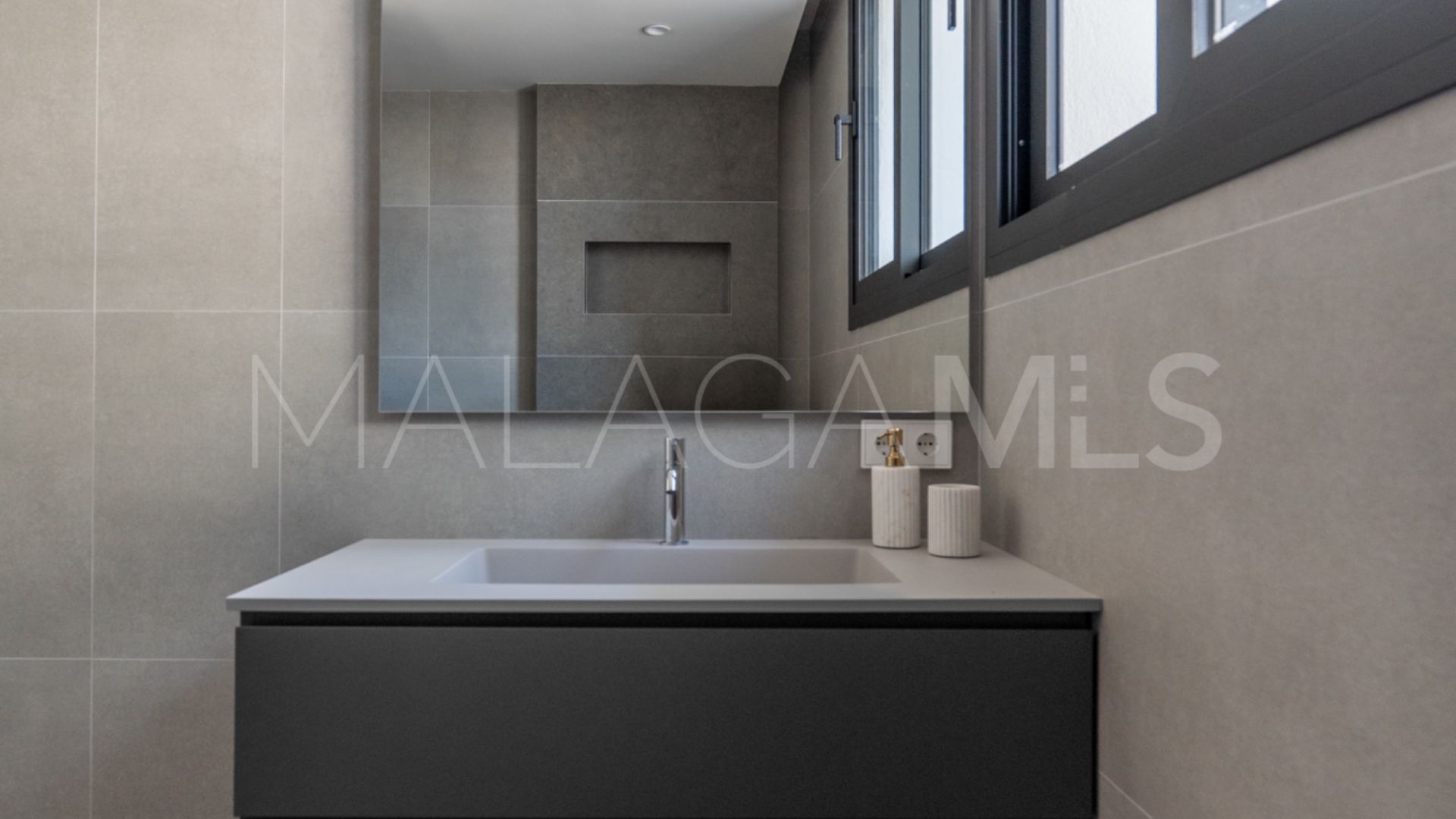 Villa for sale in Nueva Andalucia