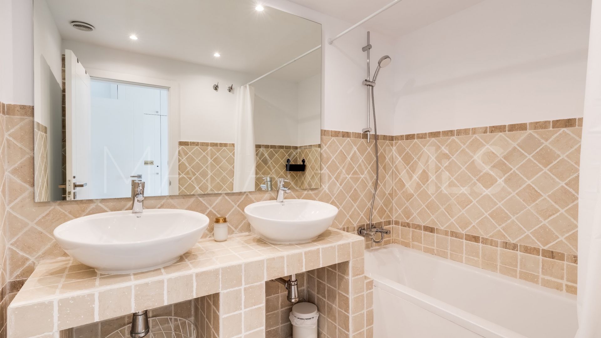 Apartamento planta baja a la venta de 2 bedrooms in Estepona