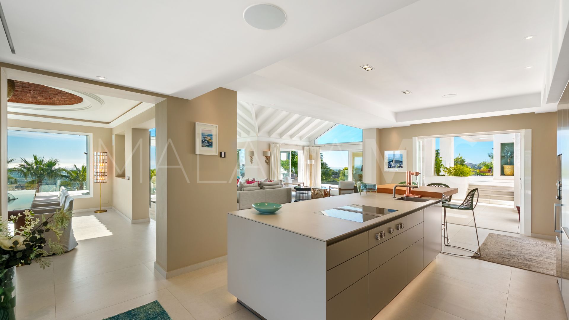 Villa for sale in Benahavis