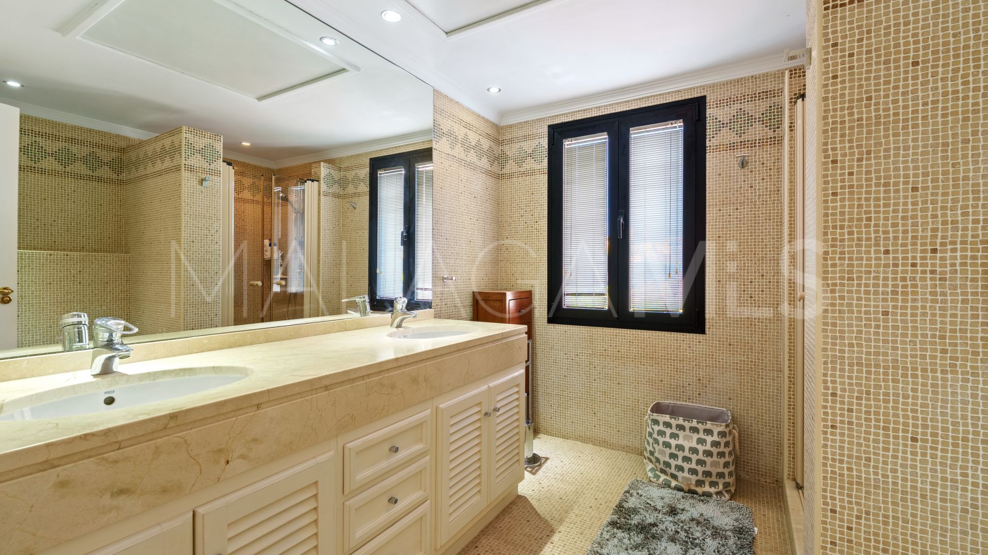 Villa for sale in Benahavis