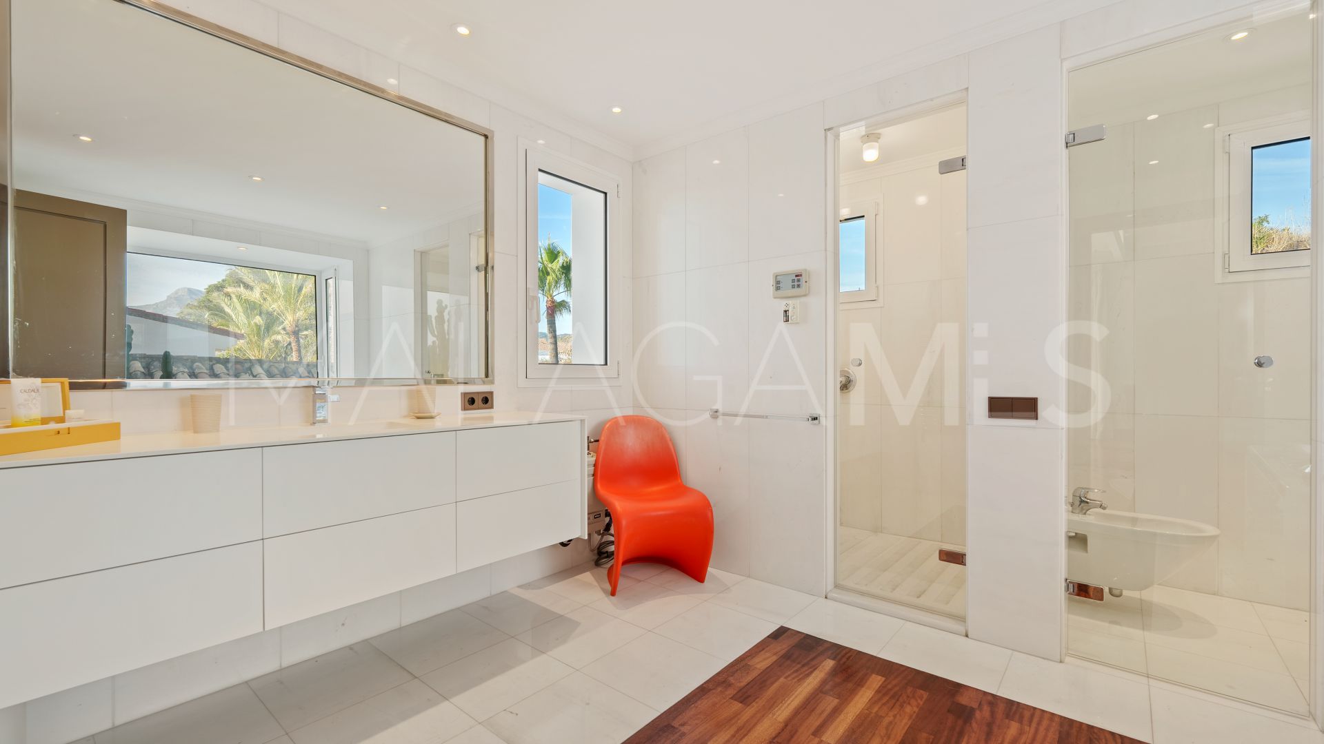 Villa for sale in Benahavis