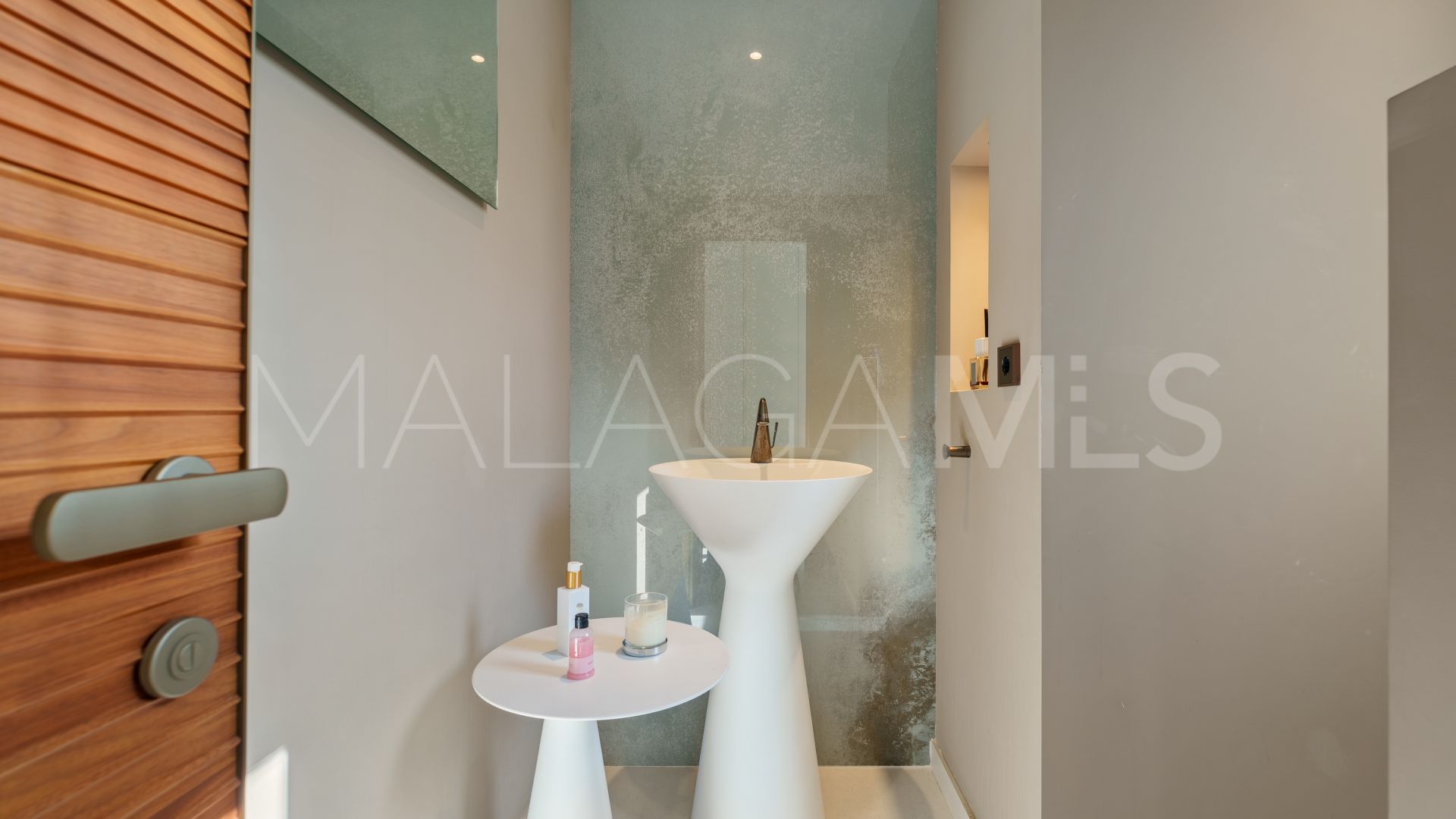 Villa for sale in Benahavis