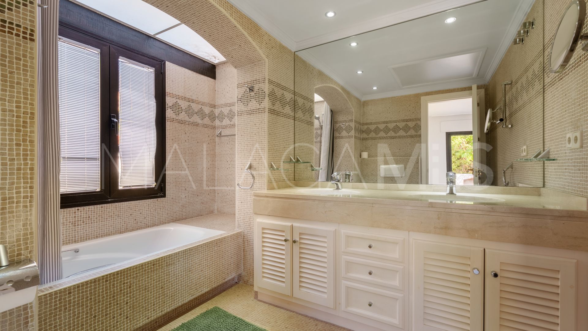 Villa for sale in Benahavis