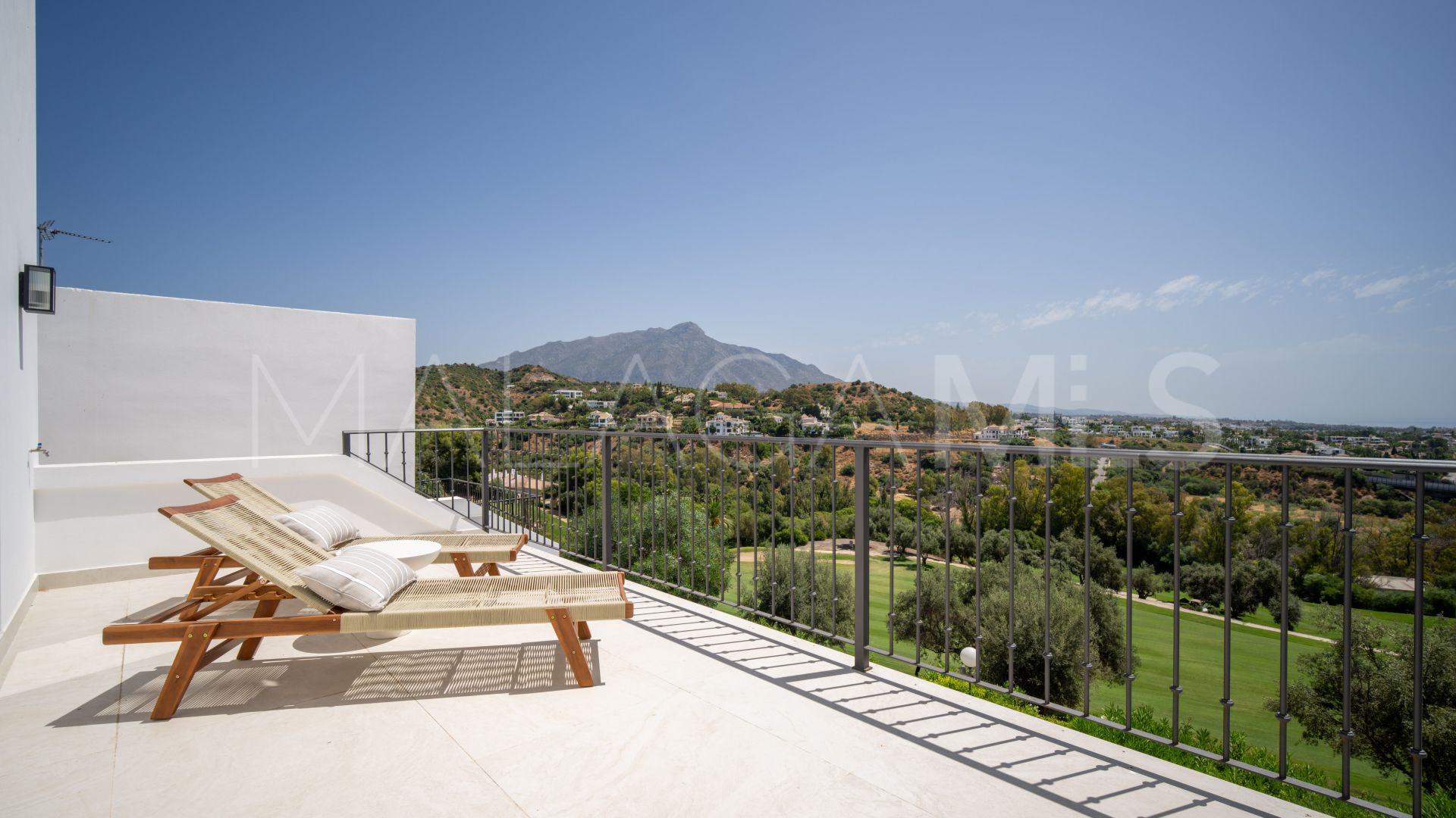 For sale town house in Benahavis with 4 bedrooms