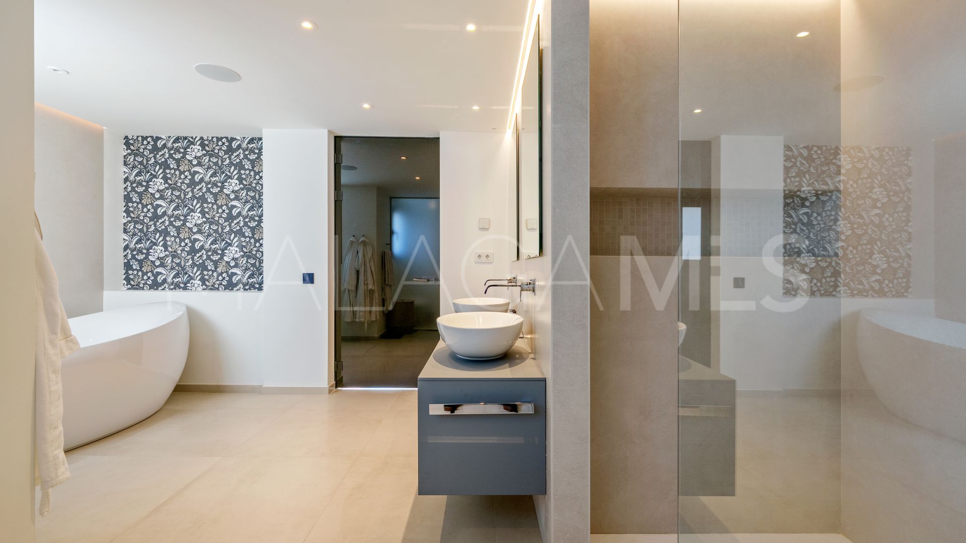 3 bedrooms Nueva Andalucia duplex penthouse for sale