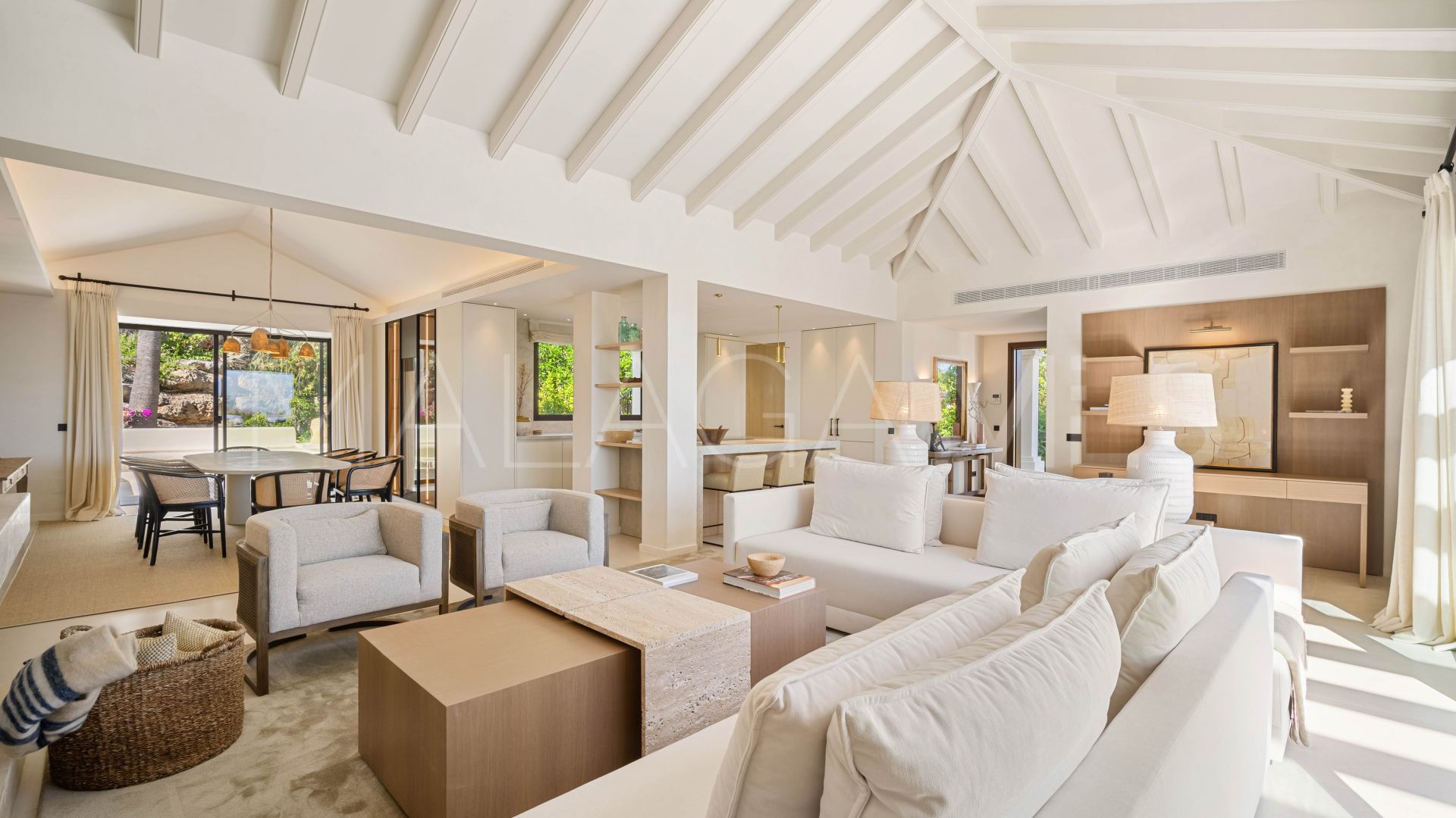 Villa for sale in Nueva Andalucia with 4 bedrooms