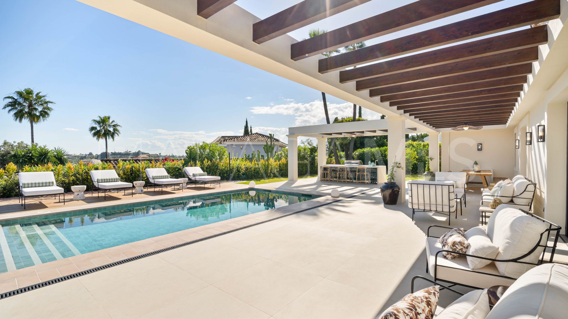 Villa for sale in Nueva Andalucia with 4 bedrooms