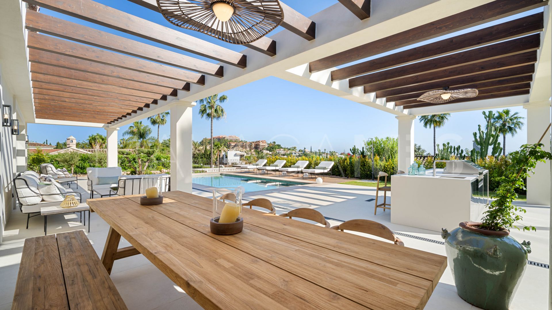 Villa for sale in Nueva Andalucia with 4 bedrooms