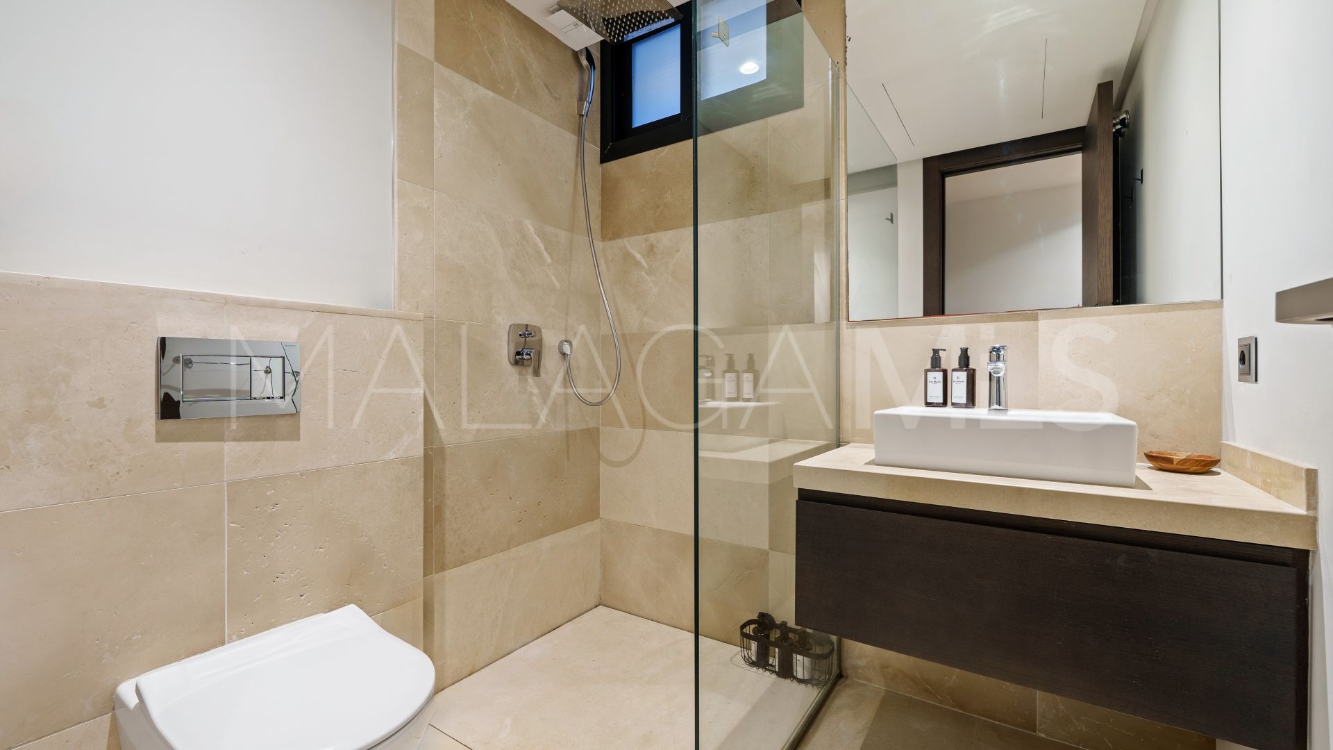 Villa for sale in Nueva Andalucia