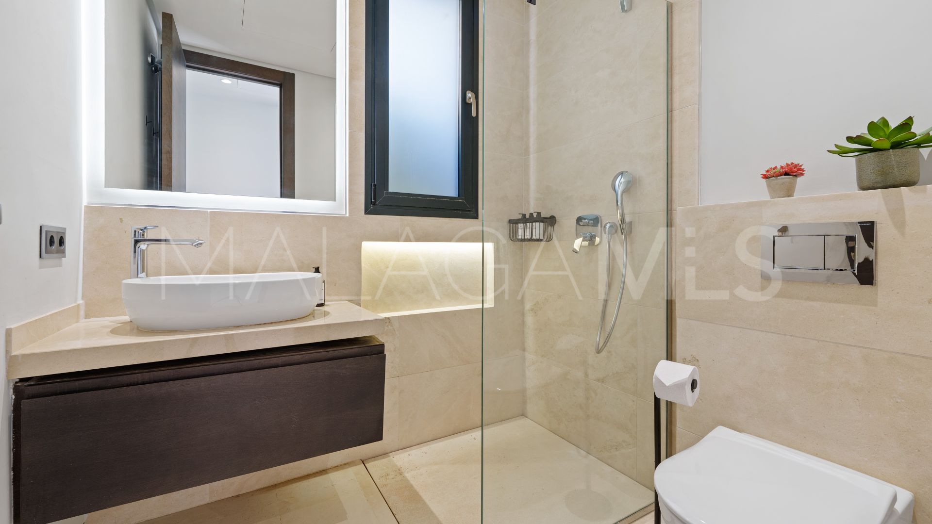 Villa for sale in Nueva Andalucia