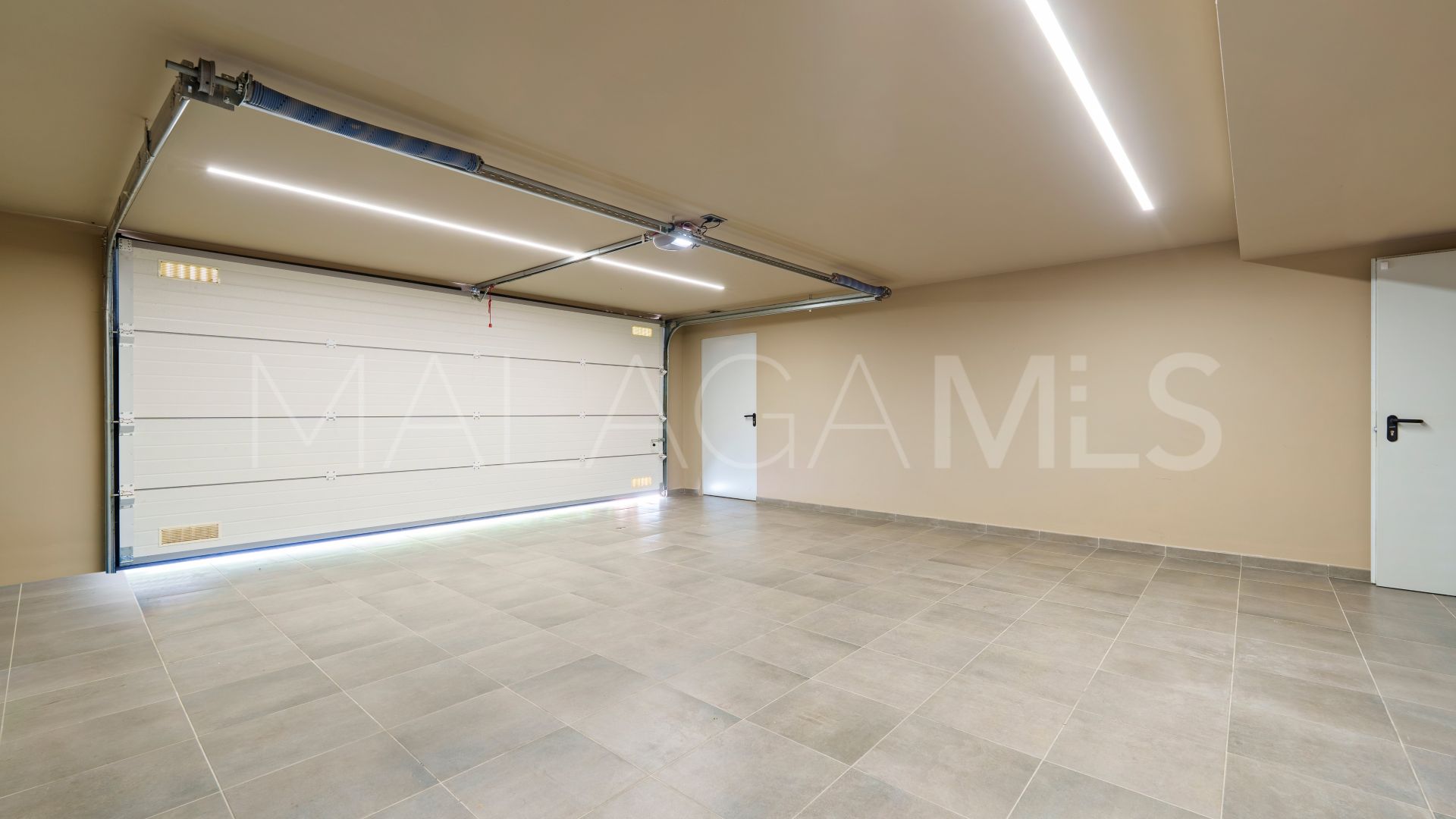 Villa for sale in Nueva Andalucia