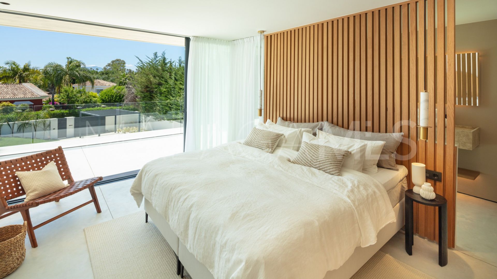 Villa for sale in Nueva Andalucia