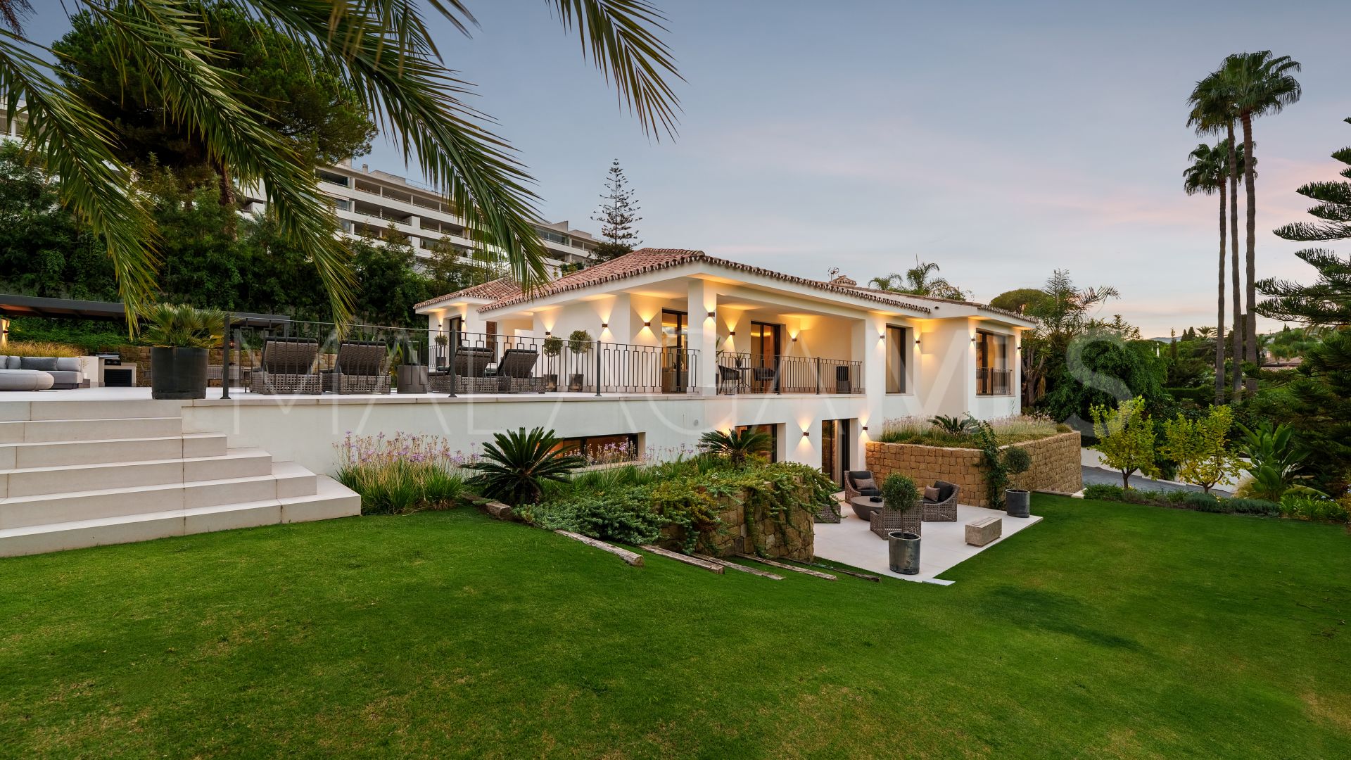 Villa for sale in Nueva Andalucia