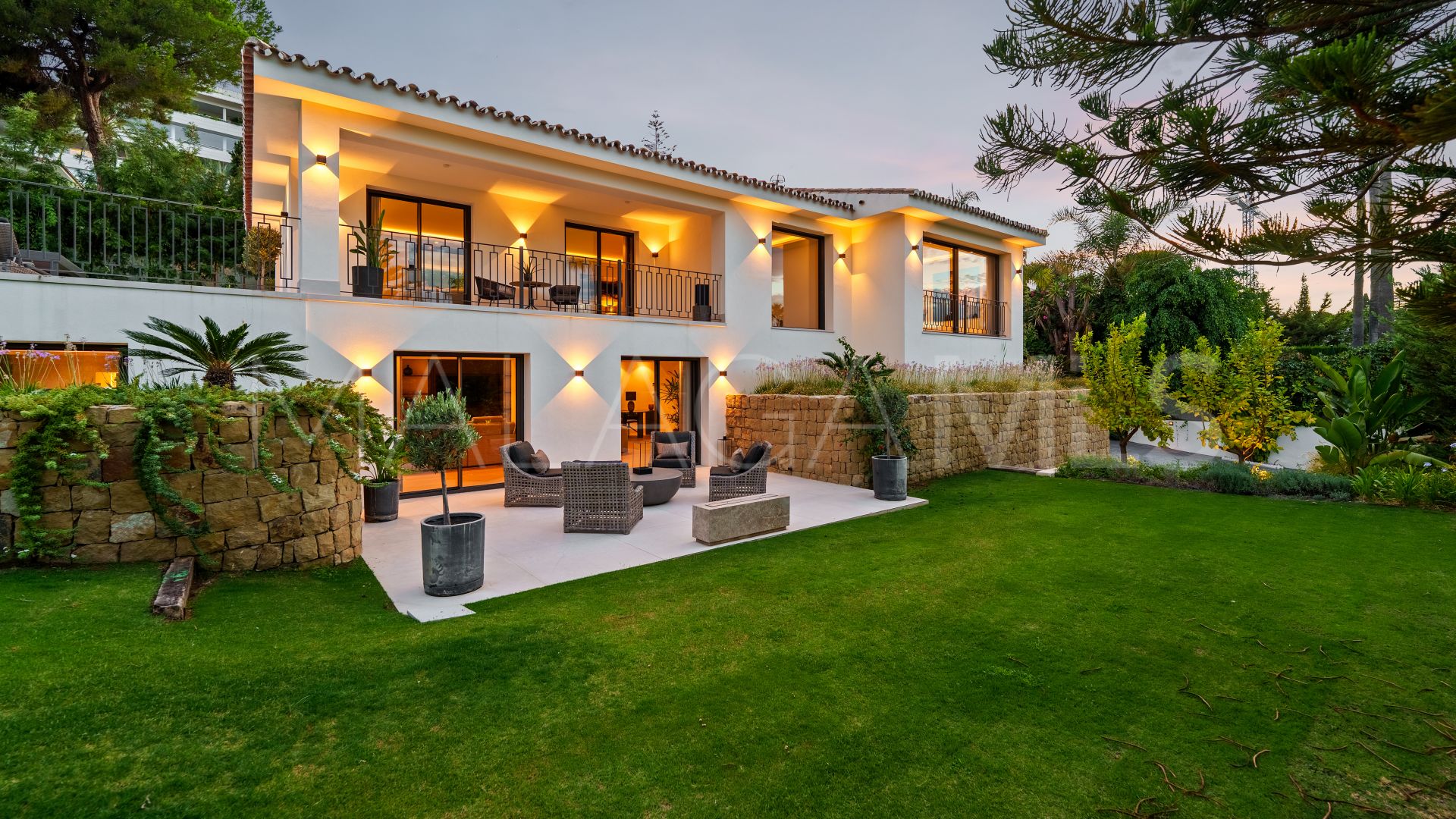 Villa for sale in Nueva Andalucia