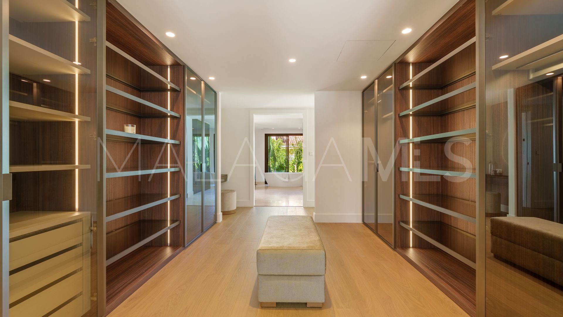 Villa for sale in Nueva Andalucia