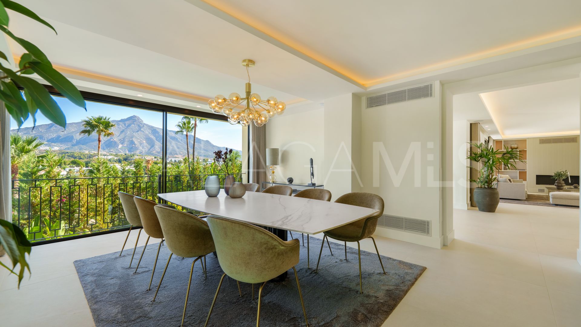 Villa for sale in Nueva Andalucia