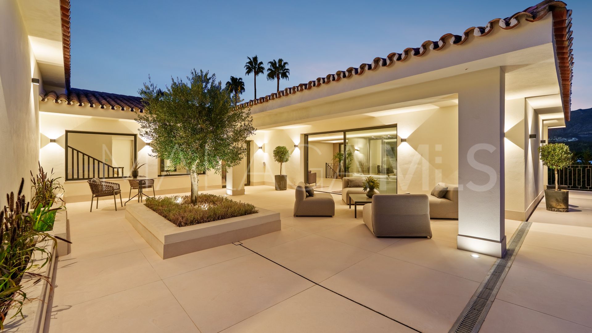 Villa for sale in Nueva Andalucia