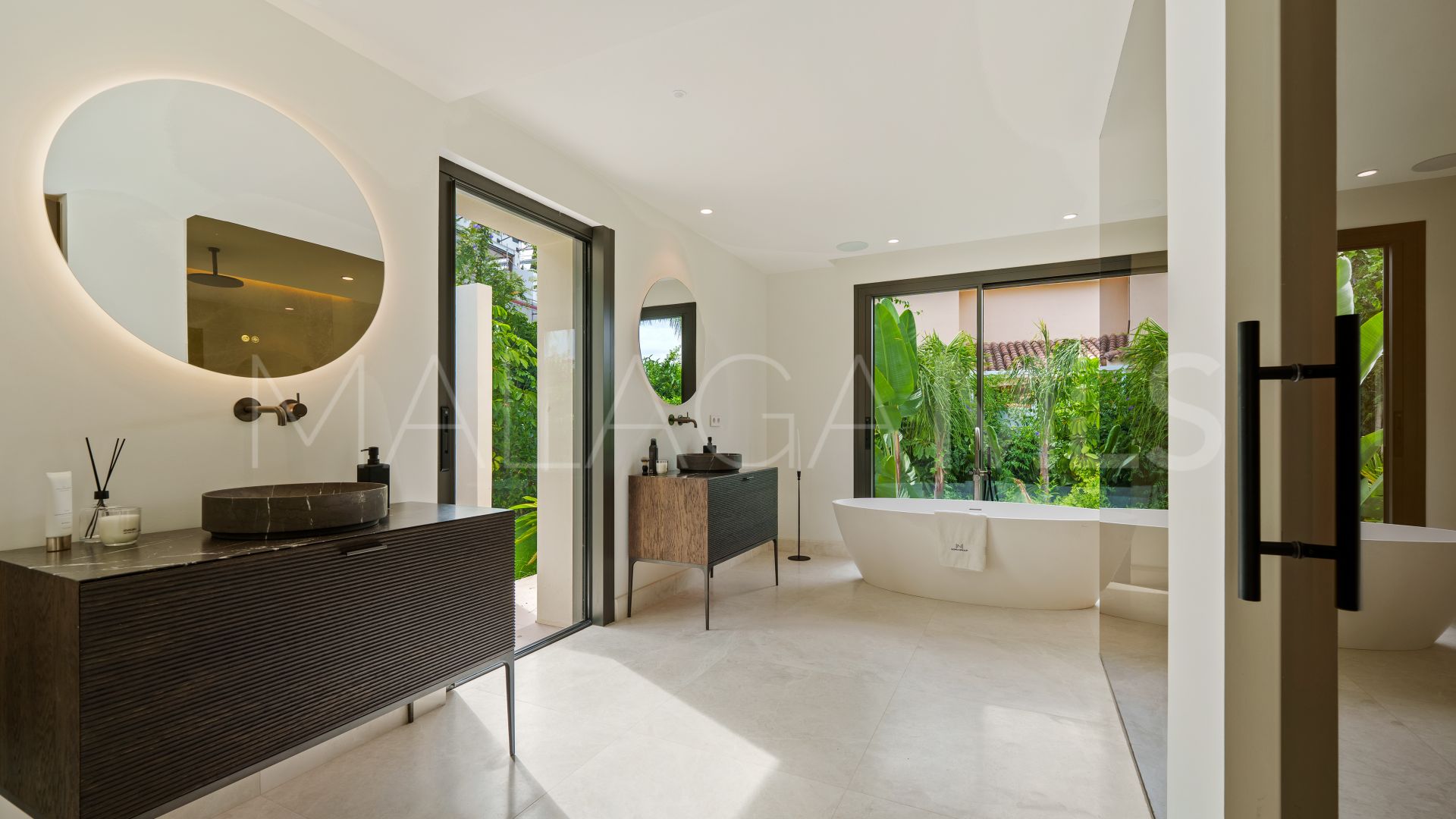 Villa for sale in Nueva Andalucia