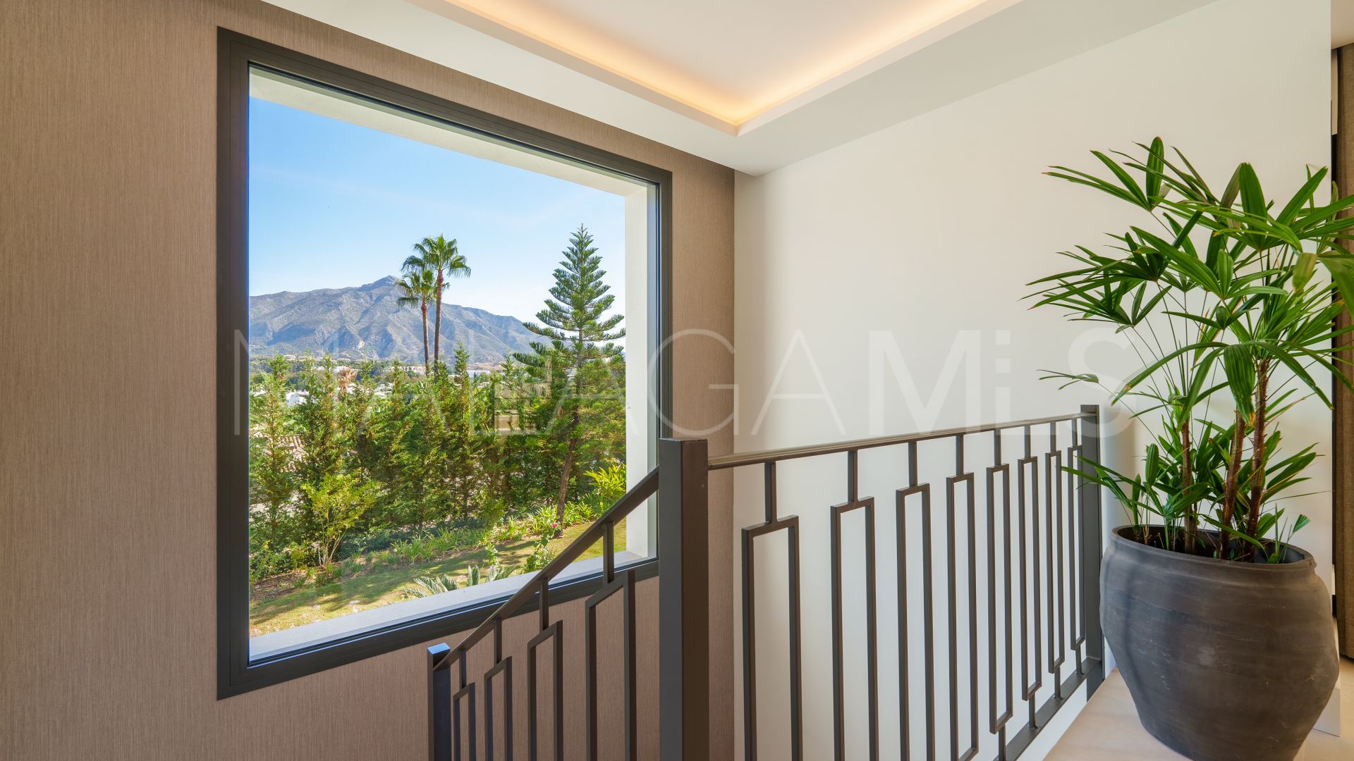 Villa for sale in Nueva Andalucia