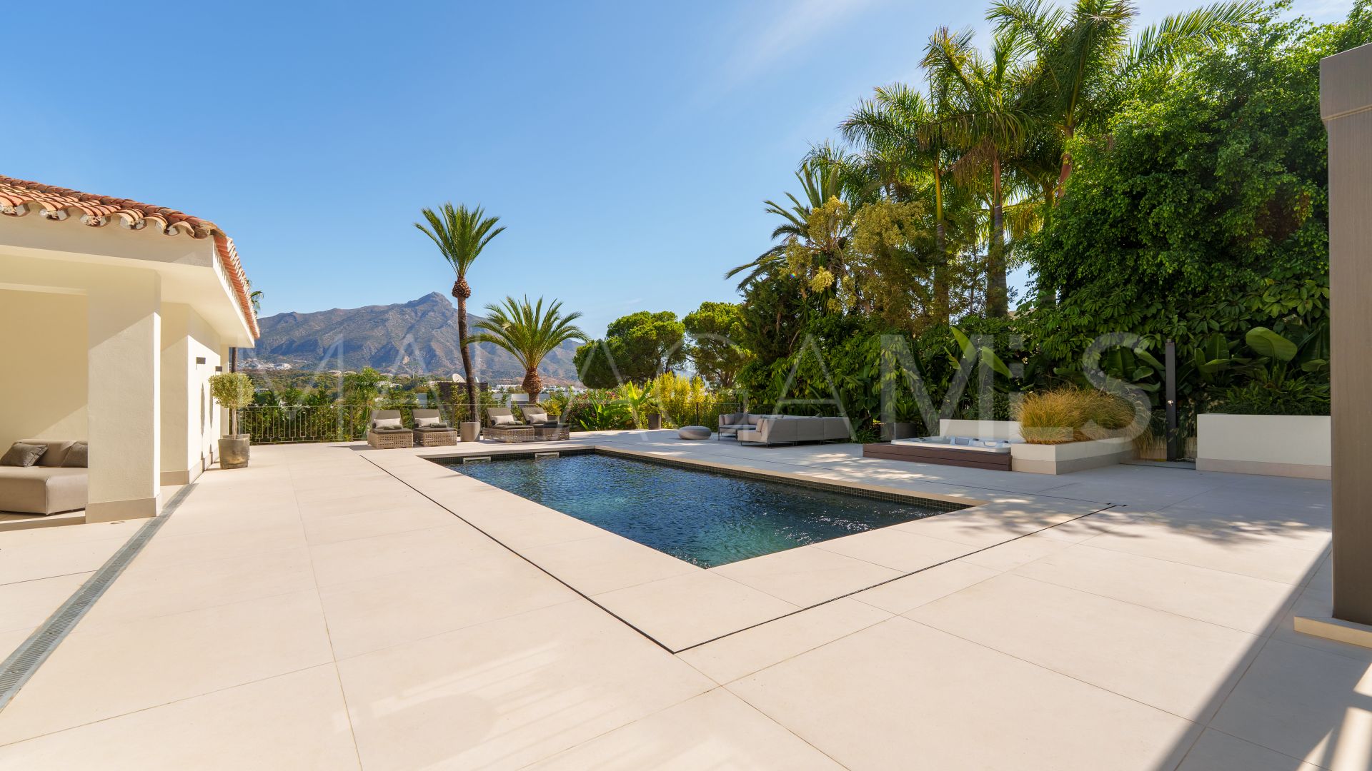 Villa for sale in Nueva Andalucia