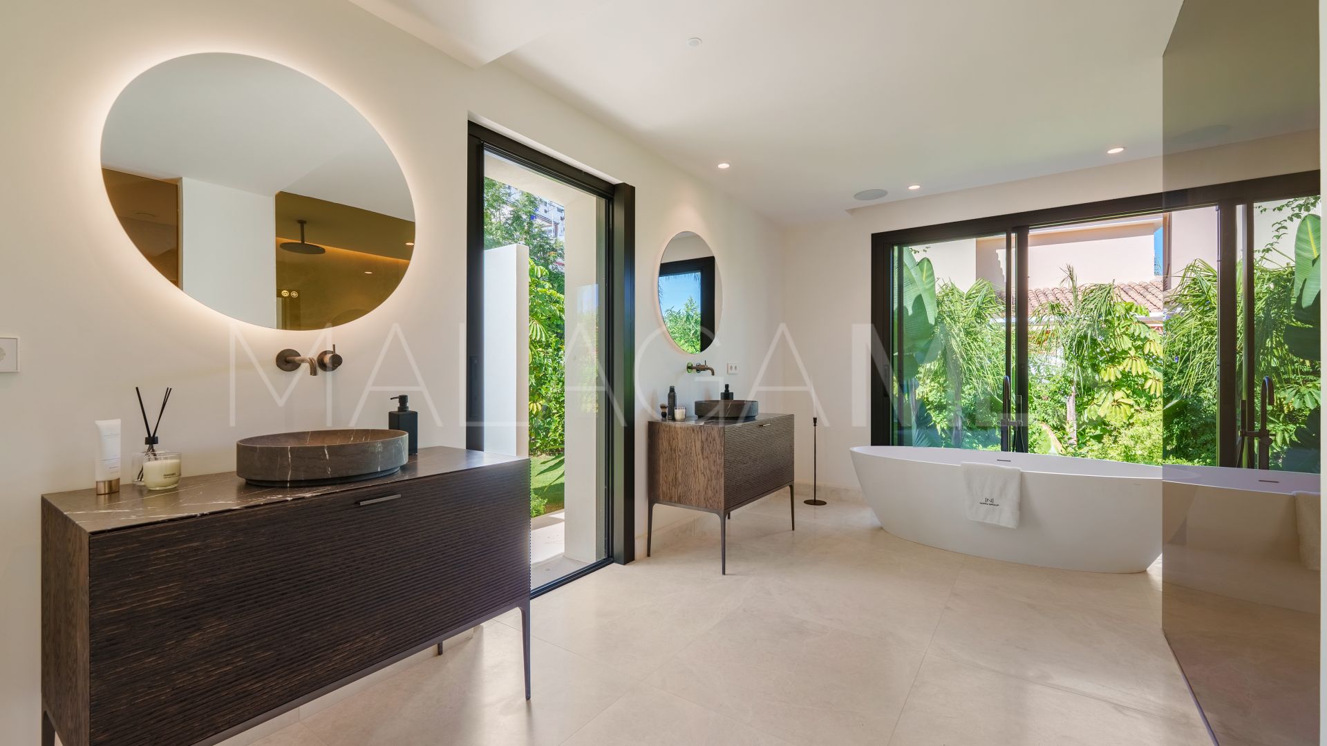 Villa for sale in Nueva Andalucia
